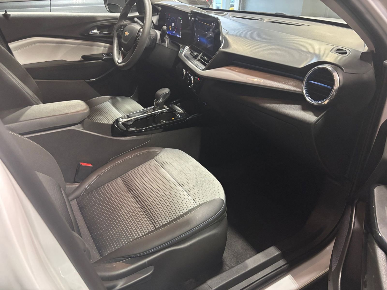 Thumbnail: 2025 Chevrolet Trax - 25