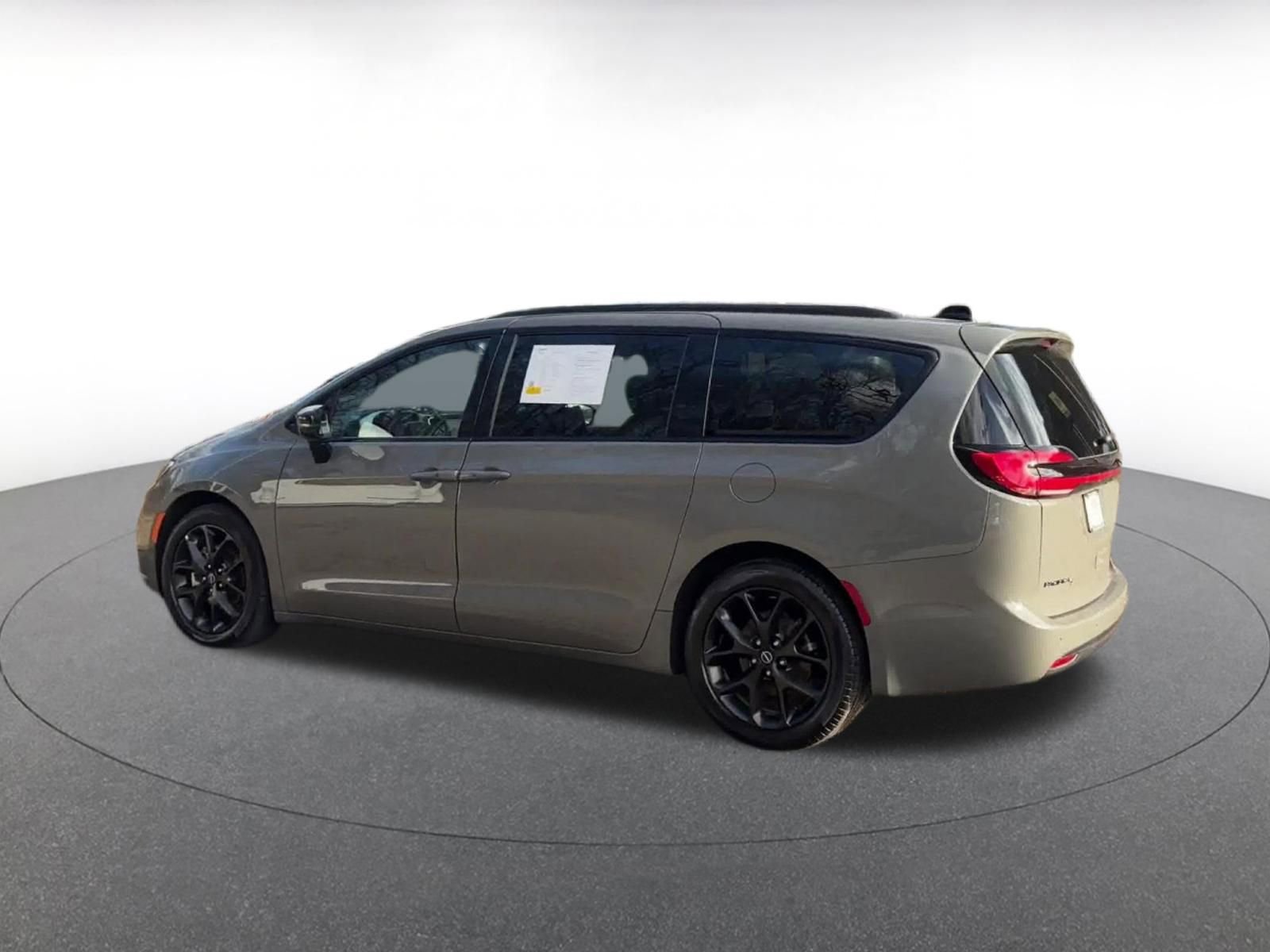 Thumbnail: 2025 Chrysler Pacifica - 10