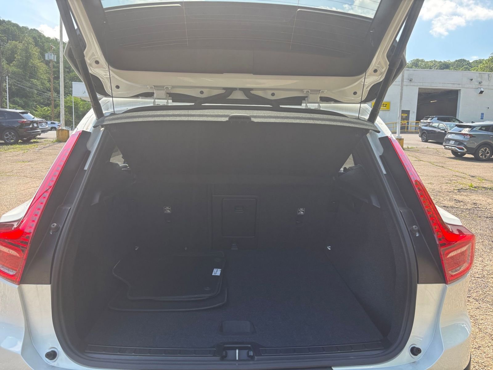 Thumbnail: 2024 Volvo XC40 - 33