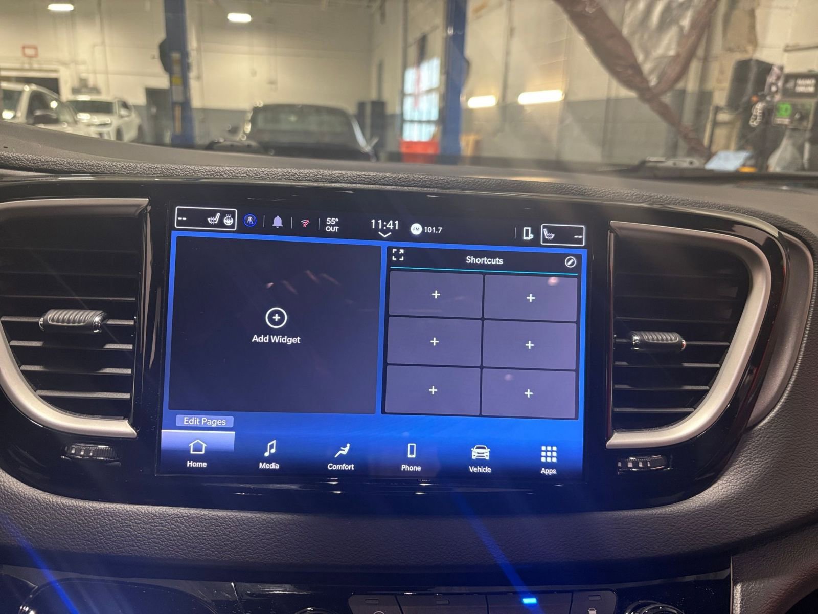 Thumbnail: 2025 Chrysler Pacifica - 21