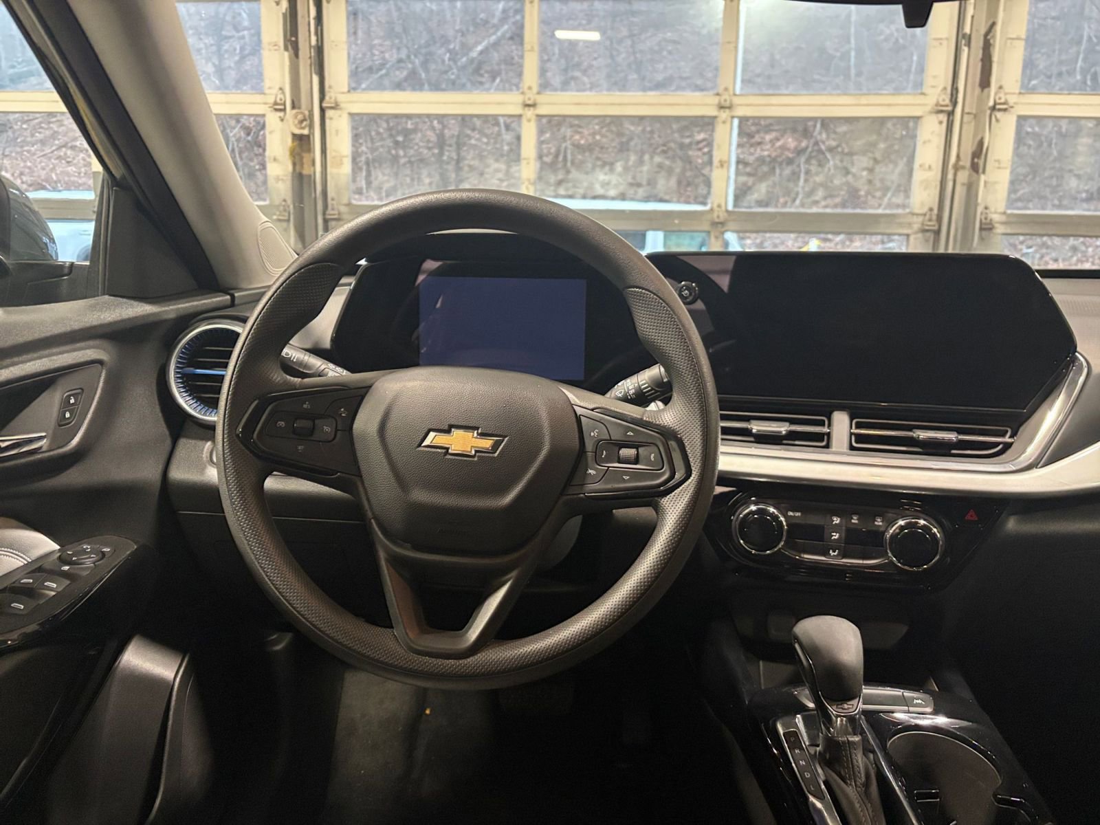 Thumbnail: 2025 Chevrolet Trax - 32