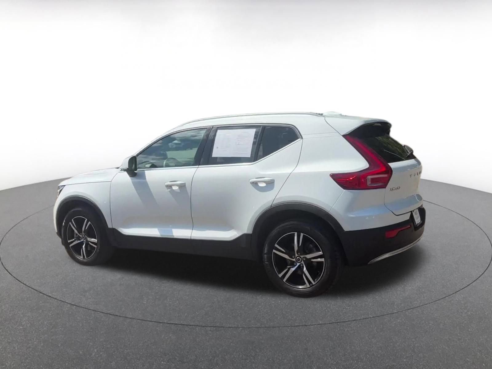 Thumbnail: 2024 Volvo XC40 - 10