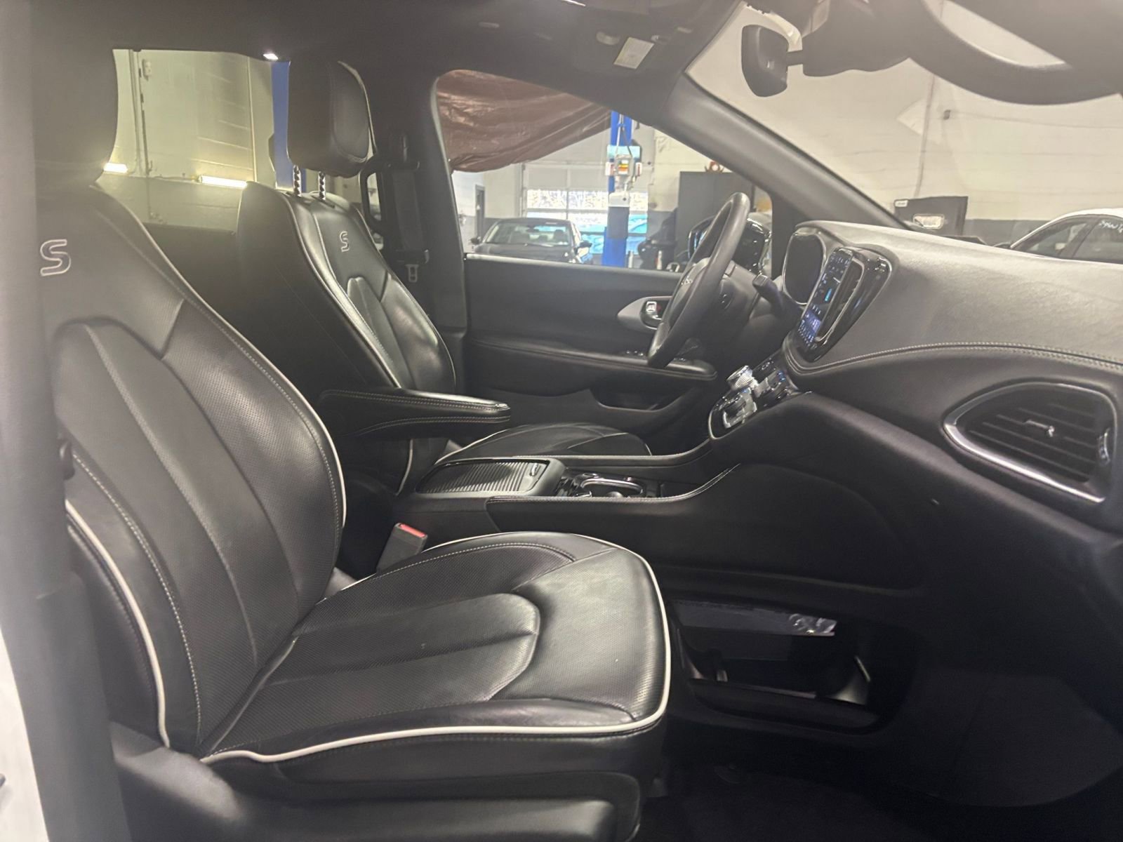 Thumbnail: 2025 Chrysler Pacifica - 27