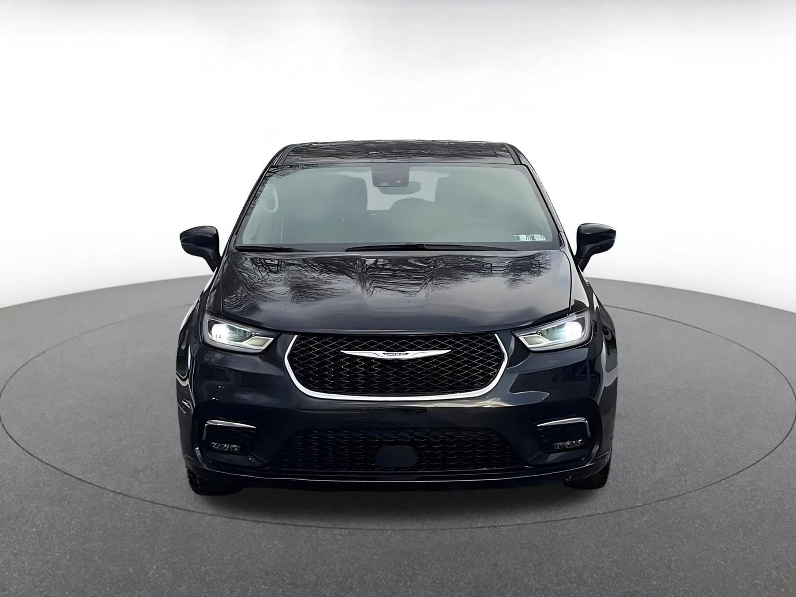 Thumbnail: 2023 Chrysler Pacifica - 4