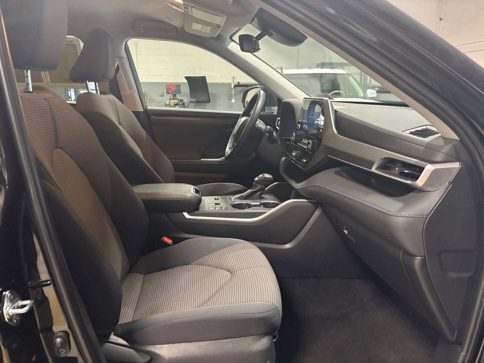 Thumbnail: 2025 Toyota Highlander - 29