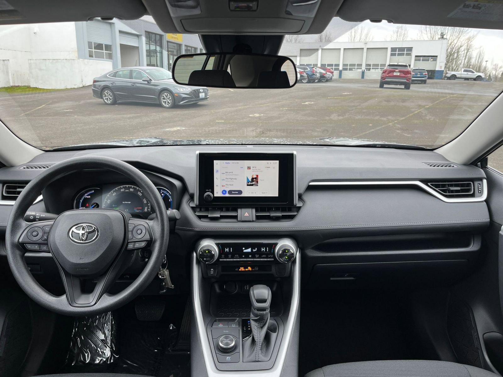 Thumbnail: 2025 Toyota RAV4 - 32