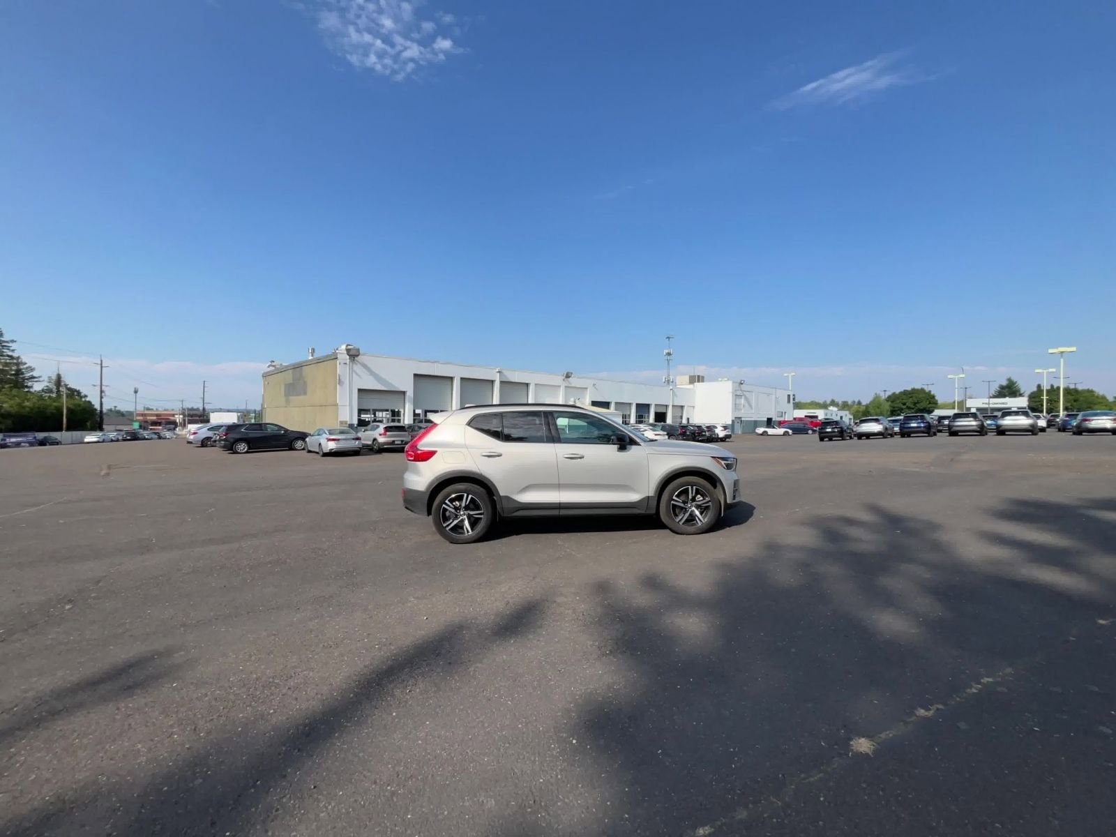 Thumbnail: 2024 Volvo XC40 - 16