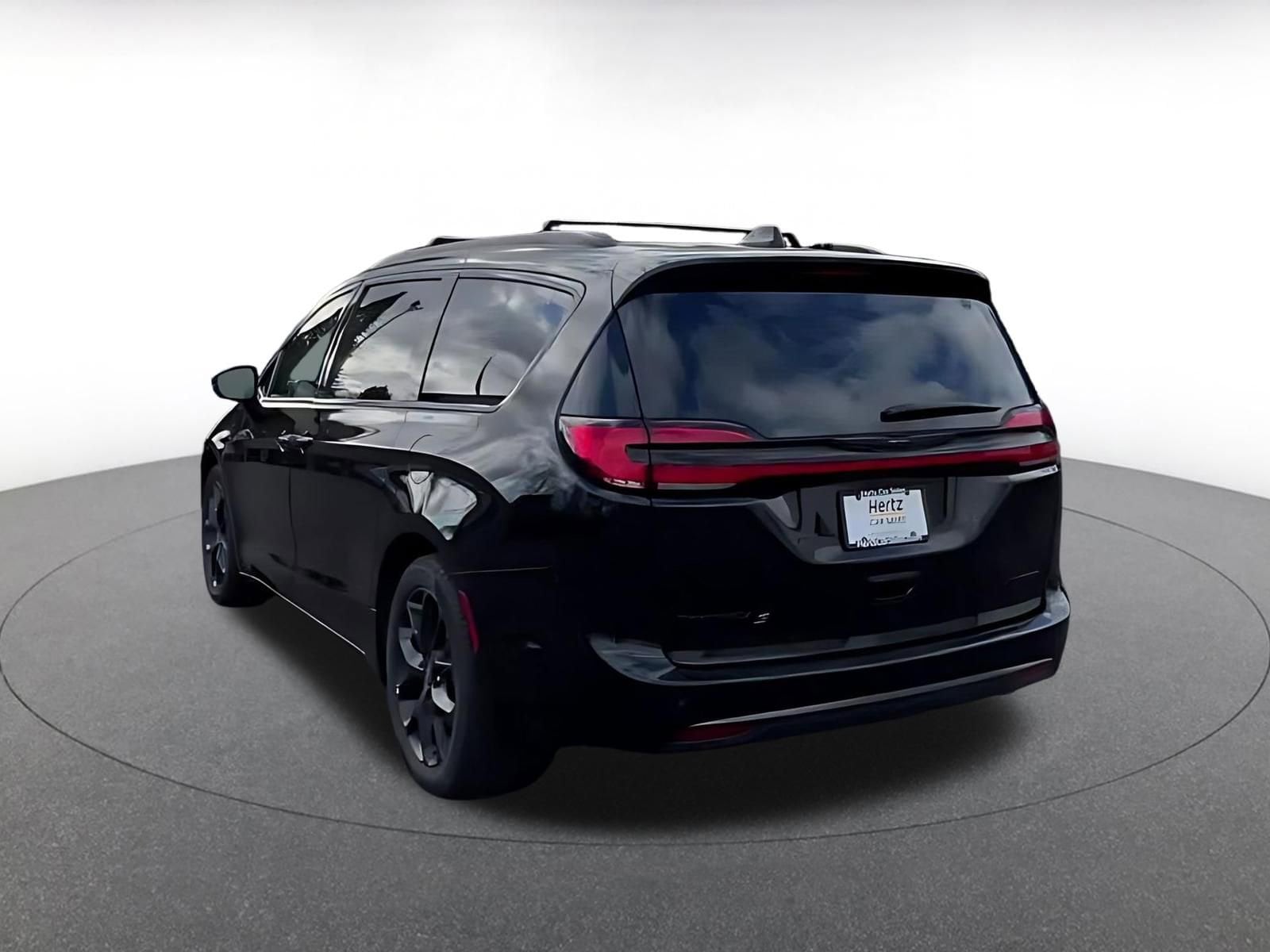 Thumbnail: 2025 Chrysler Pacifica - 10