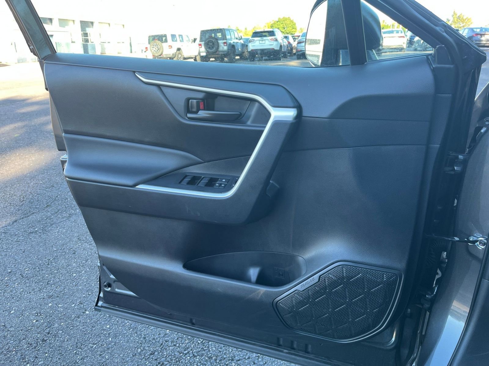 Thumbnail: 2025 Toyota RAV4 - 21