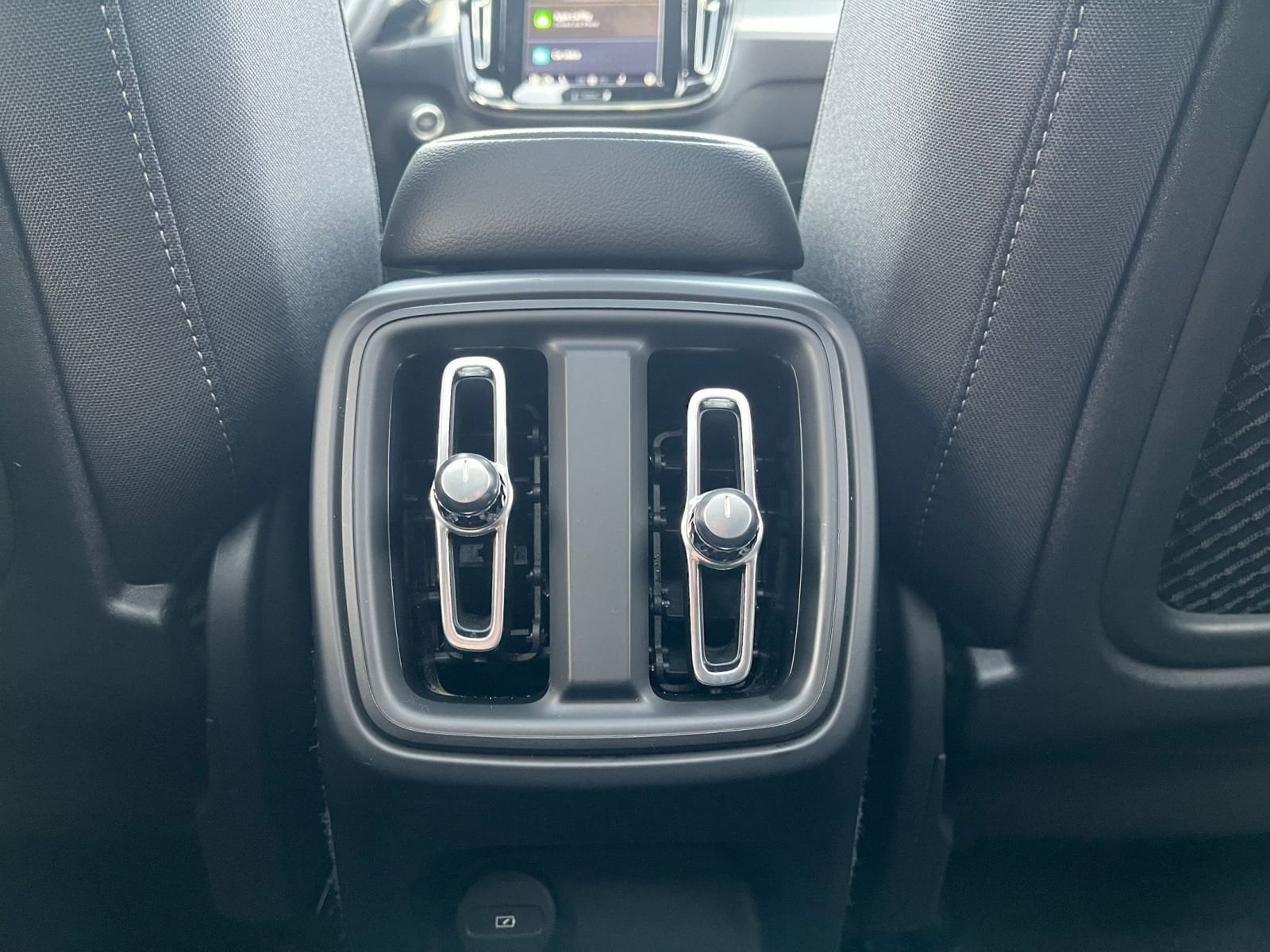 Thumbnail: 2024 Volvo XC40 - 31