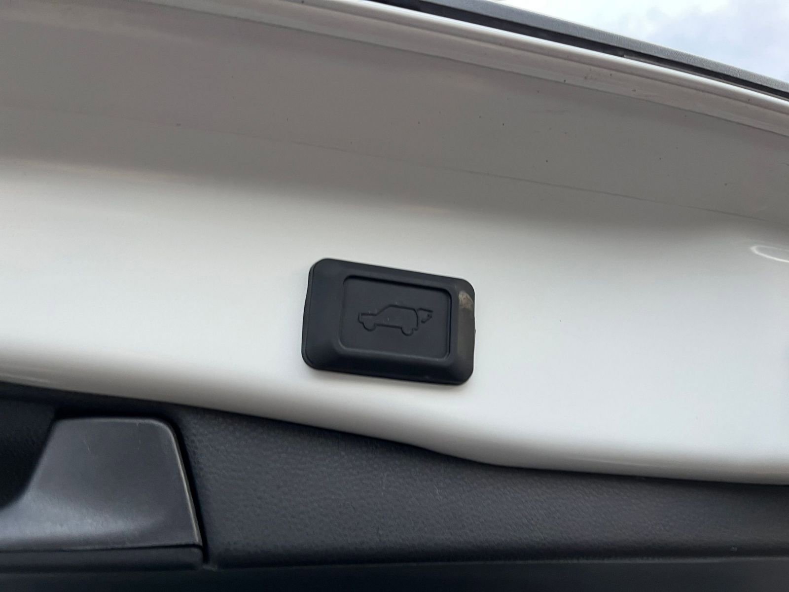 Thumbnail: 2025 Toyota RAV4 - 25