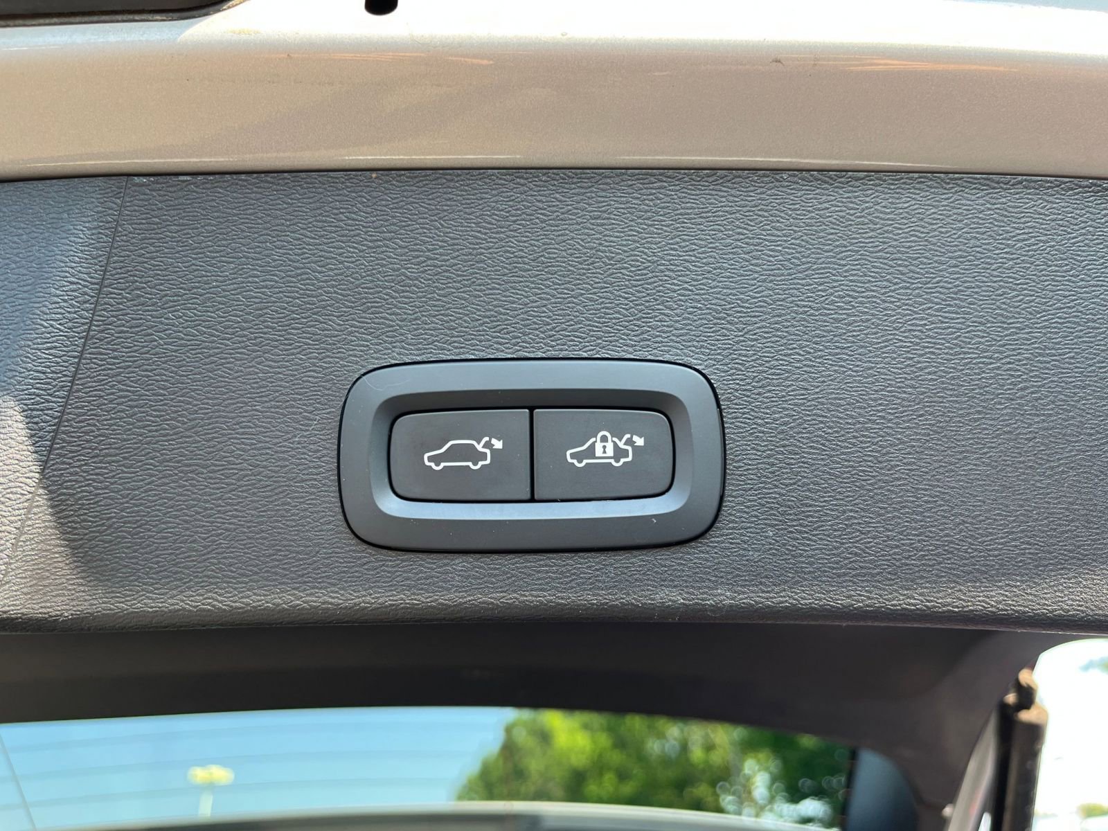 Thumbnail: 2024 Volvo XC40 - 25