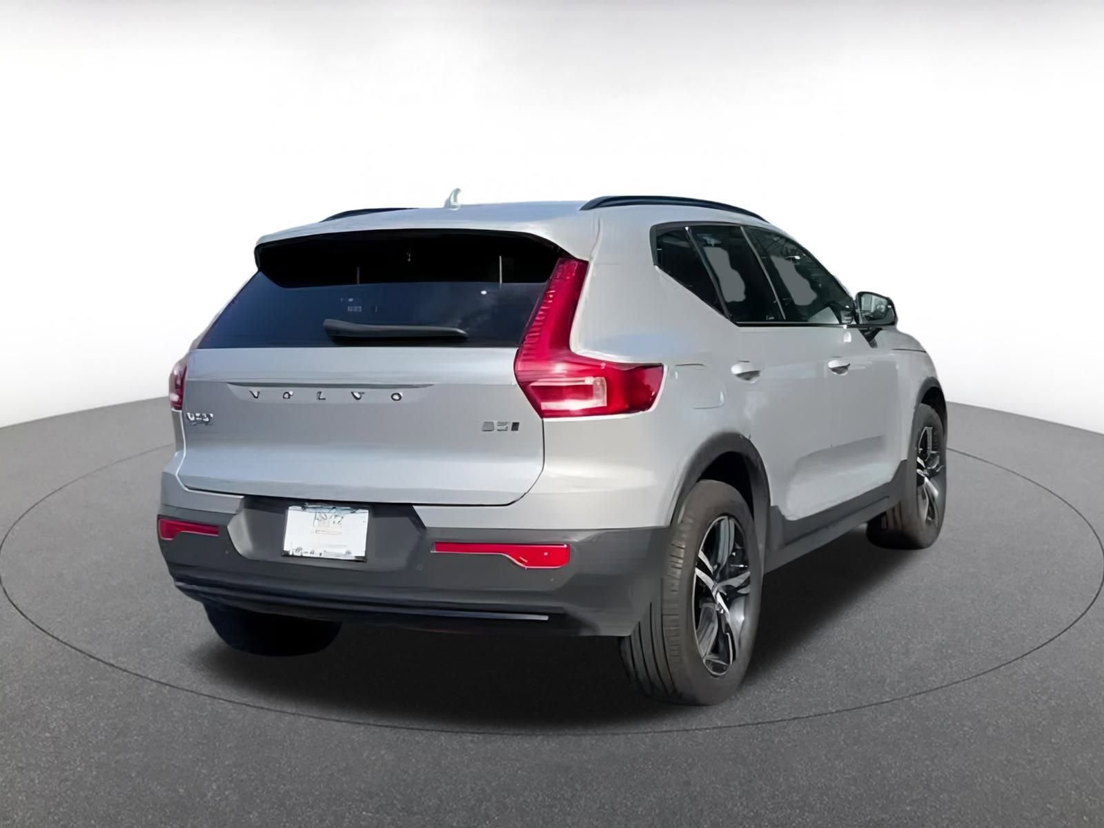 Thumbnail: 2024 Volvo XC40 - 14