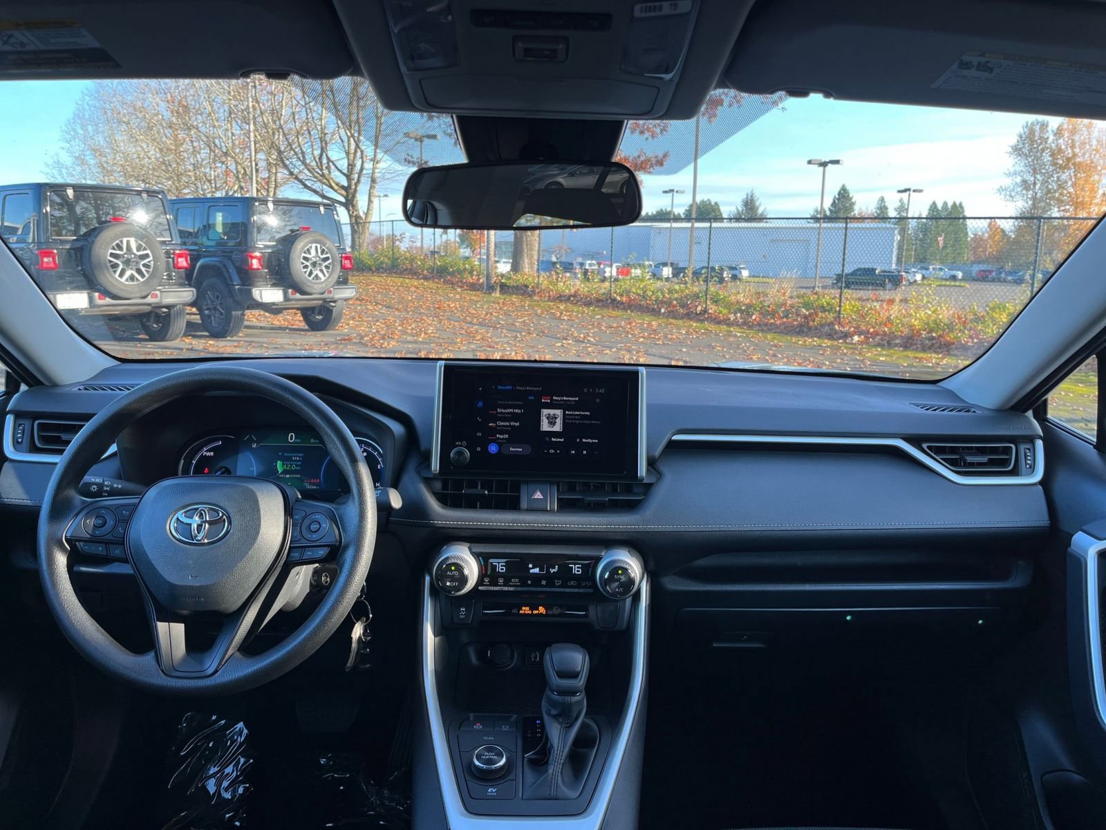 Thumbnail: 2025 Toyota RAV4 - 32