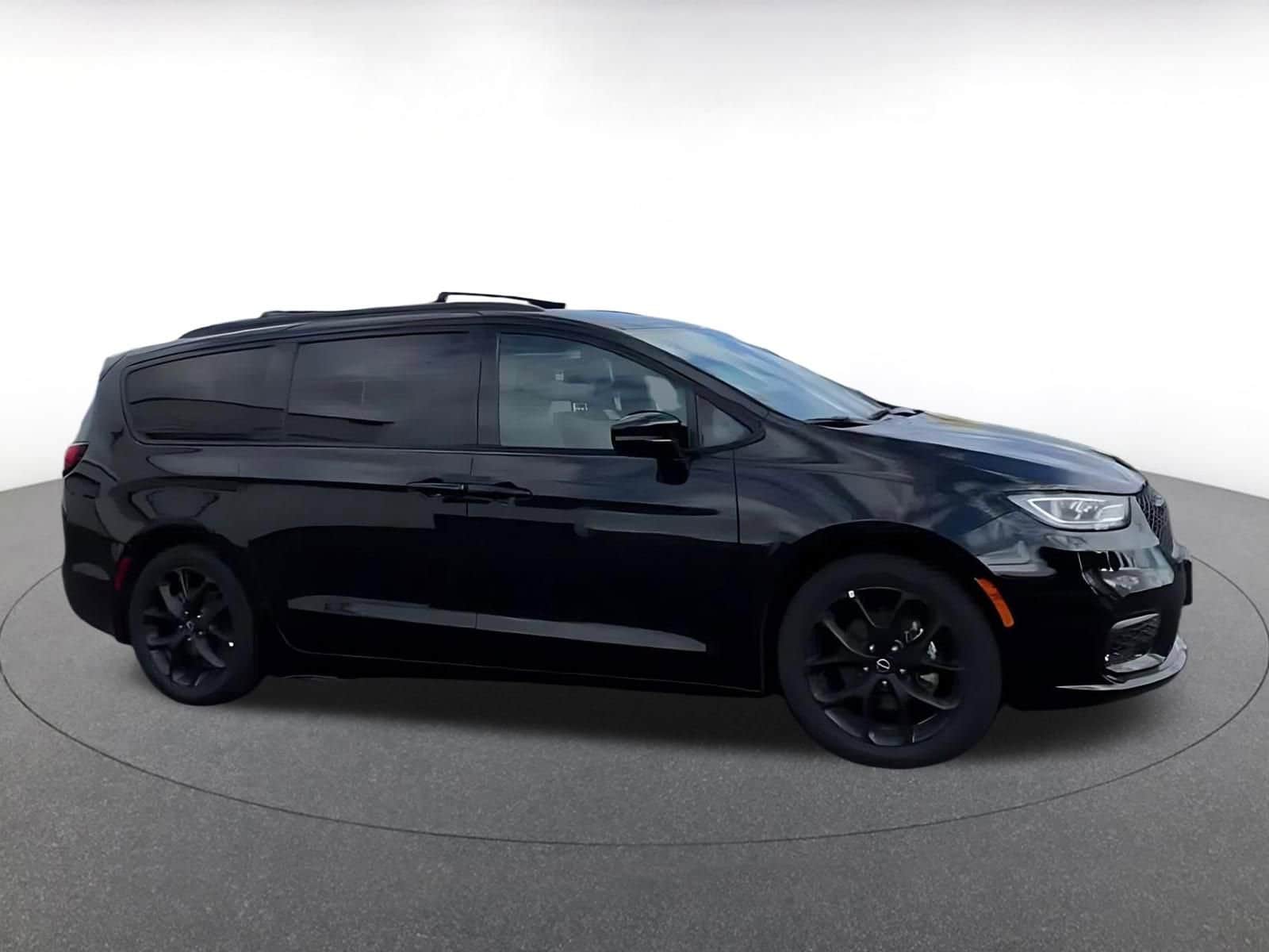 Thumbnail: 2025 Chrysler Pacifica - 16