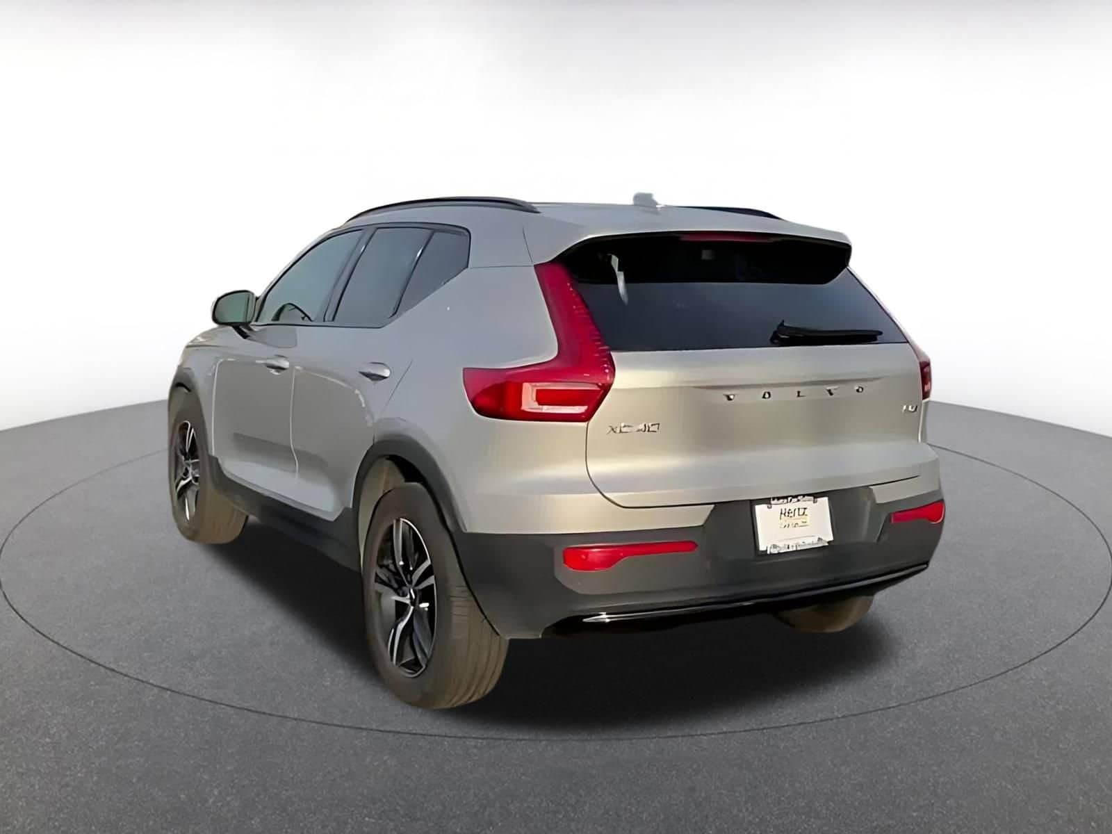 Thumbnail: 2024 Volvo XC40 - 10