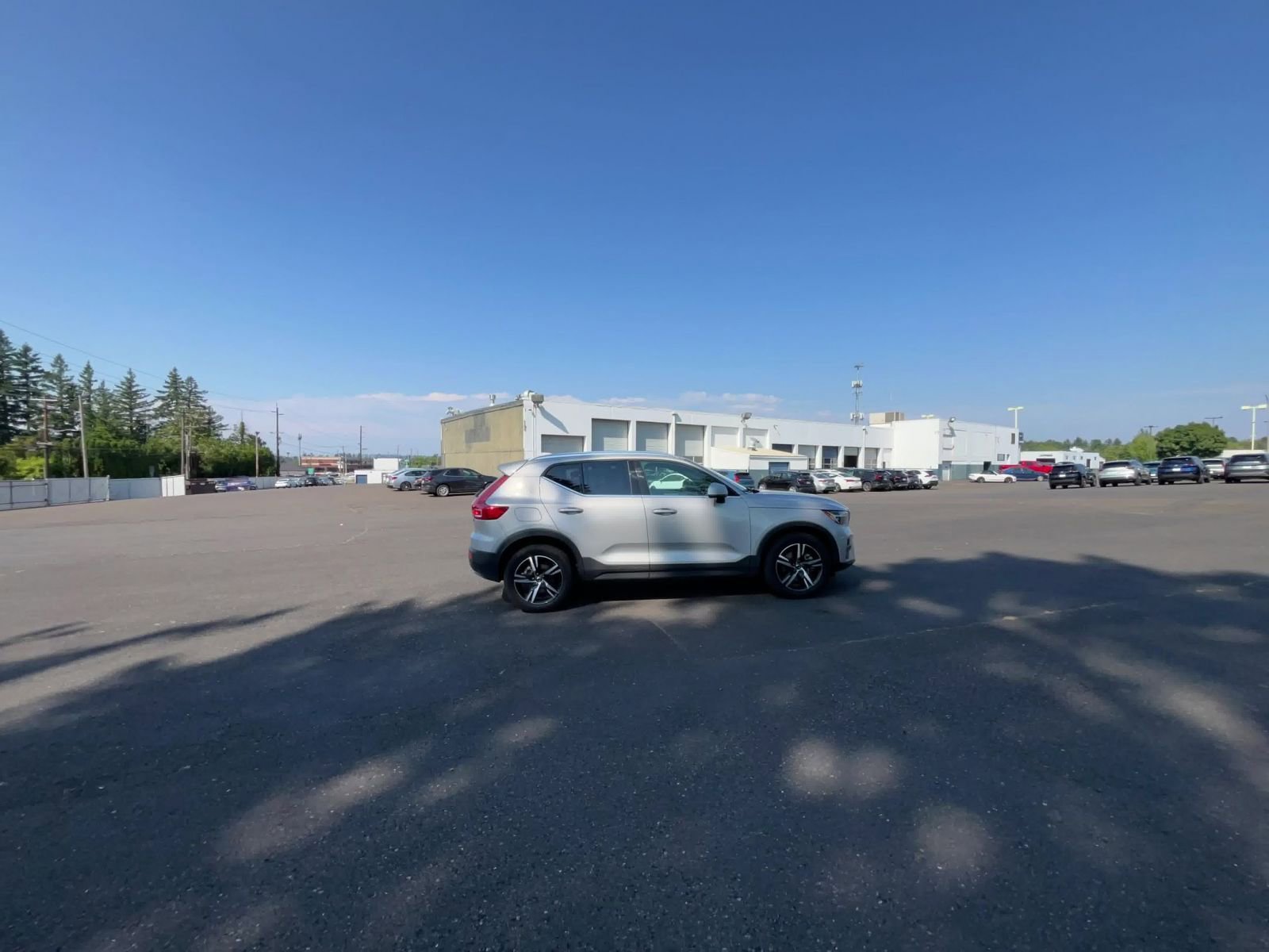 Thumbnail: 2024 Volvo XC40 - 16