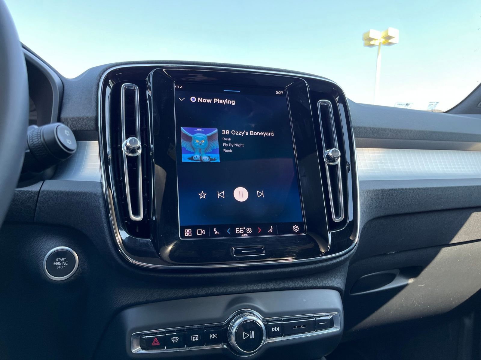 Thumbnail: 2024 Volvo XC40 - 22