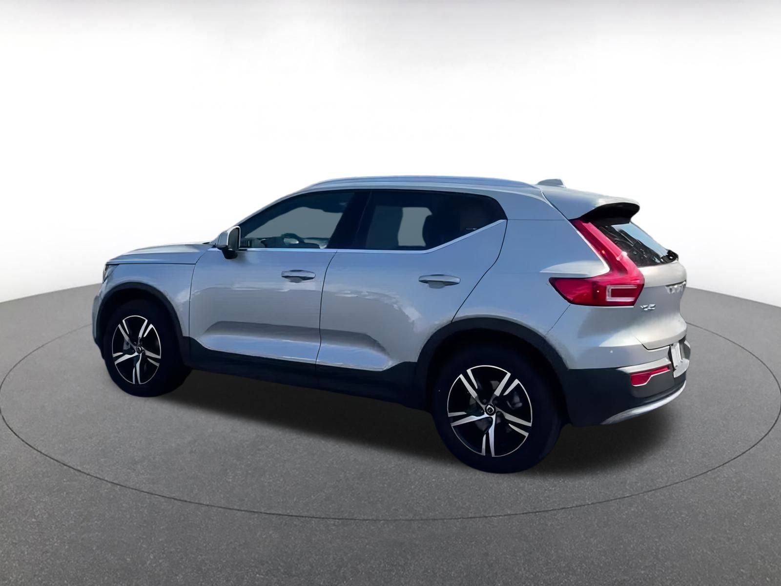 Thumbnail: 2024 Volvo XC40 - 10