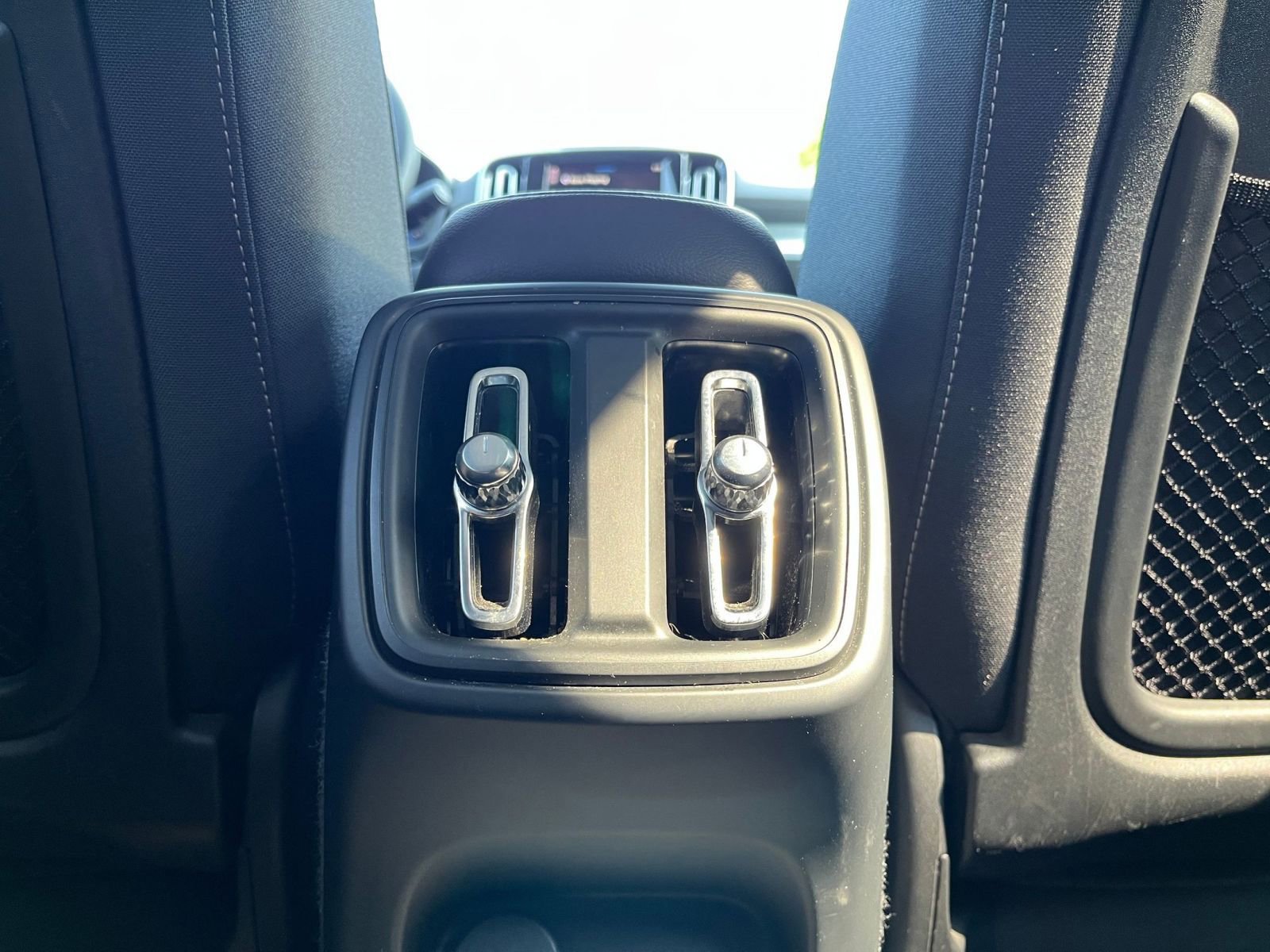 Thumbnail: 2024 Volvo XC40 - 28