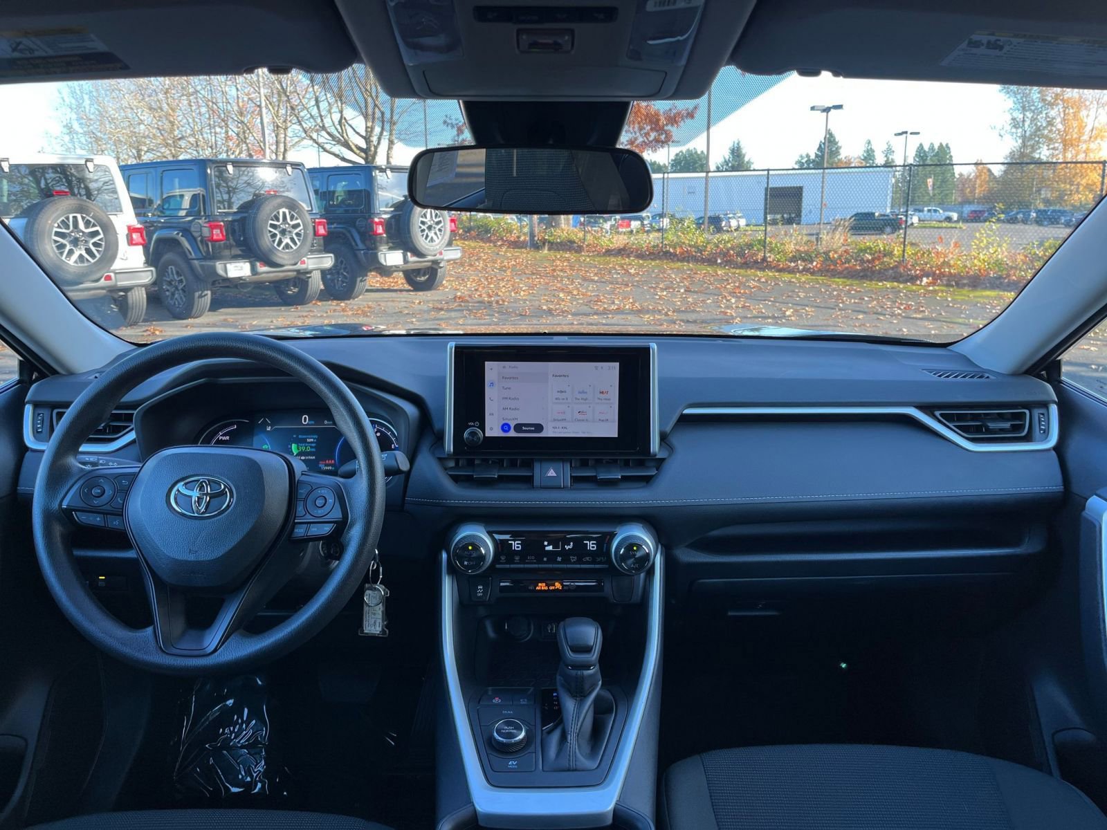 Thumbnail: 2025 Toyota RAV4 - 32