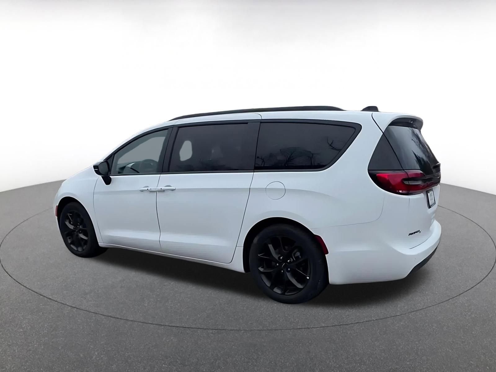 Thumbnail: 2025 Chrysler Pacifica - 10