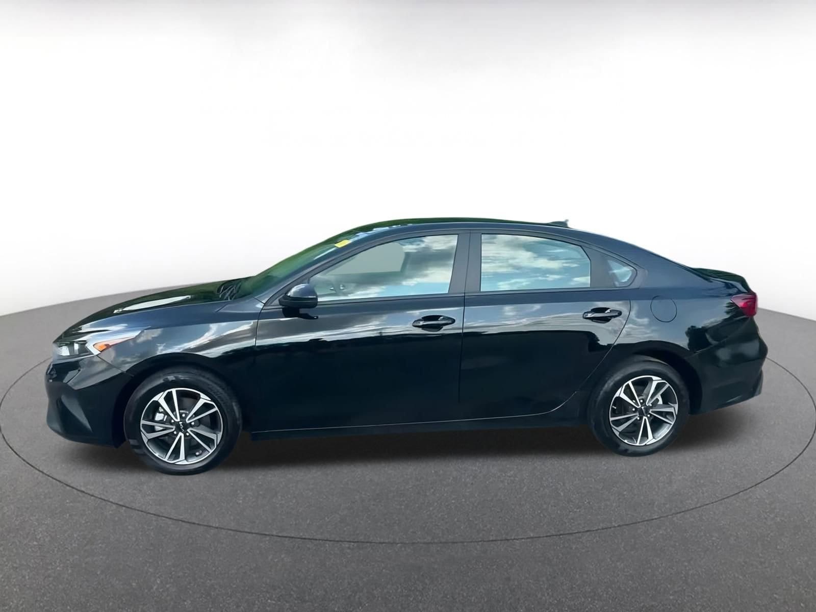 Thumbnail: 2024 Kia Forte - 7