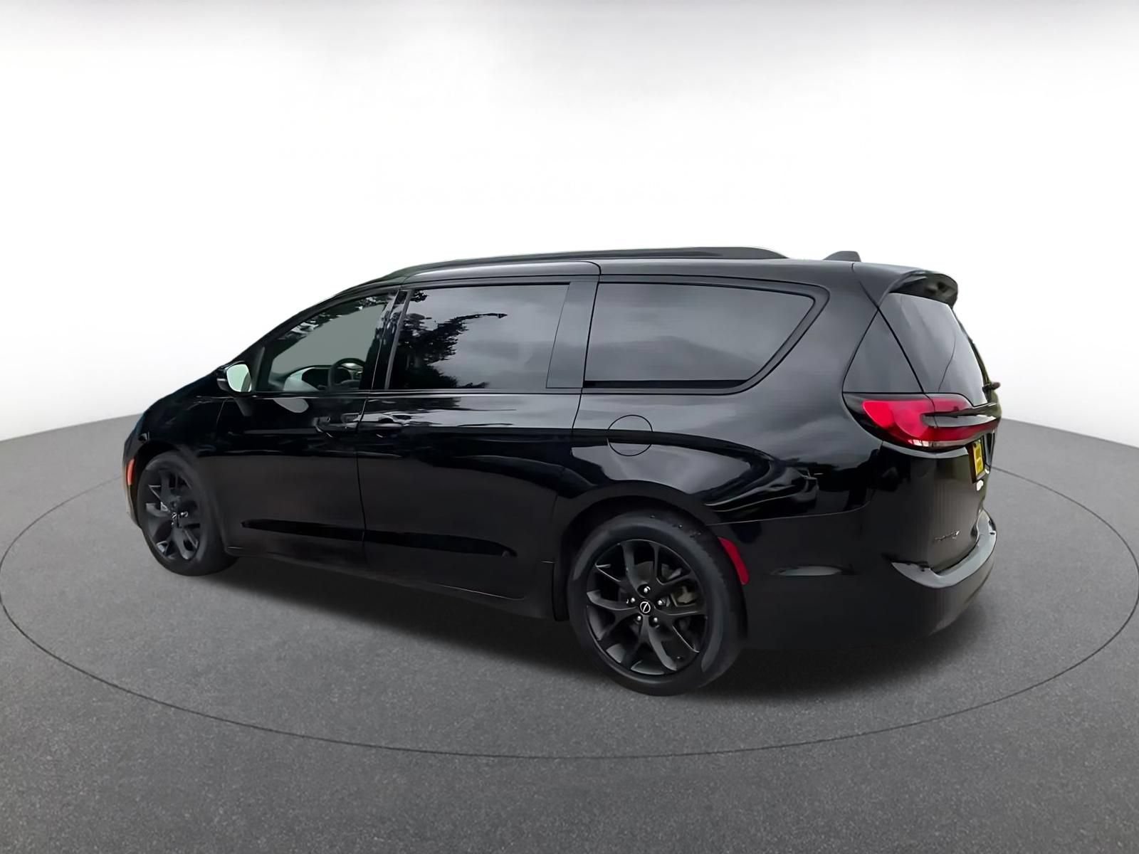 Thumbnail: 2025 Chrysler Pacifica - 8