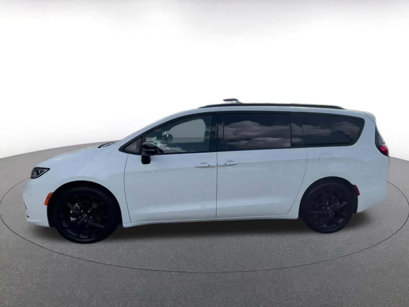 Thumbnail: 2025 Chrysler Pacifica - 9