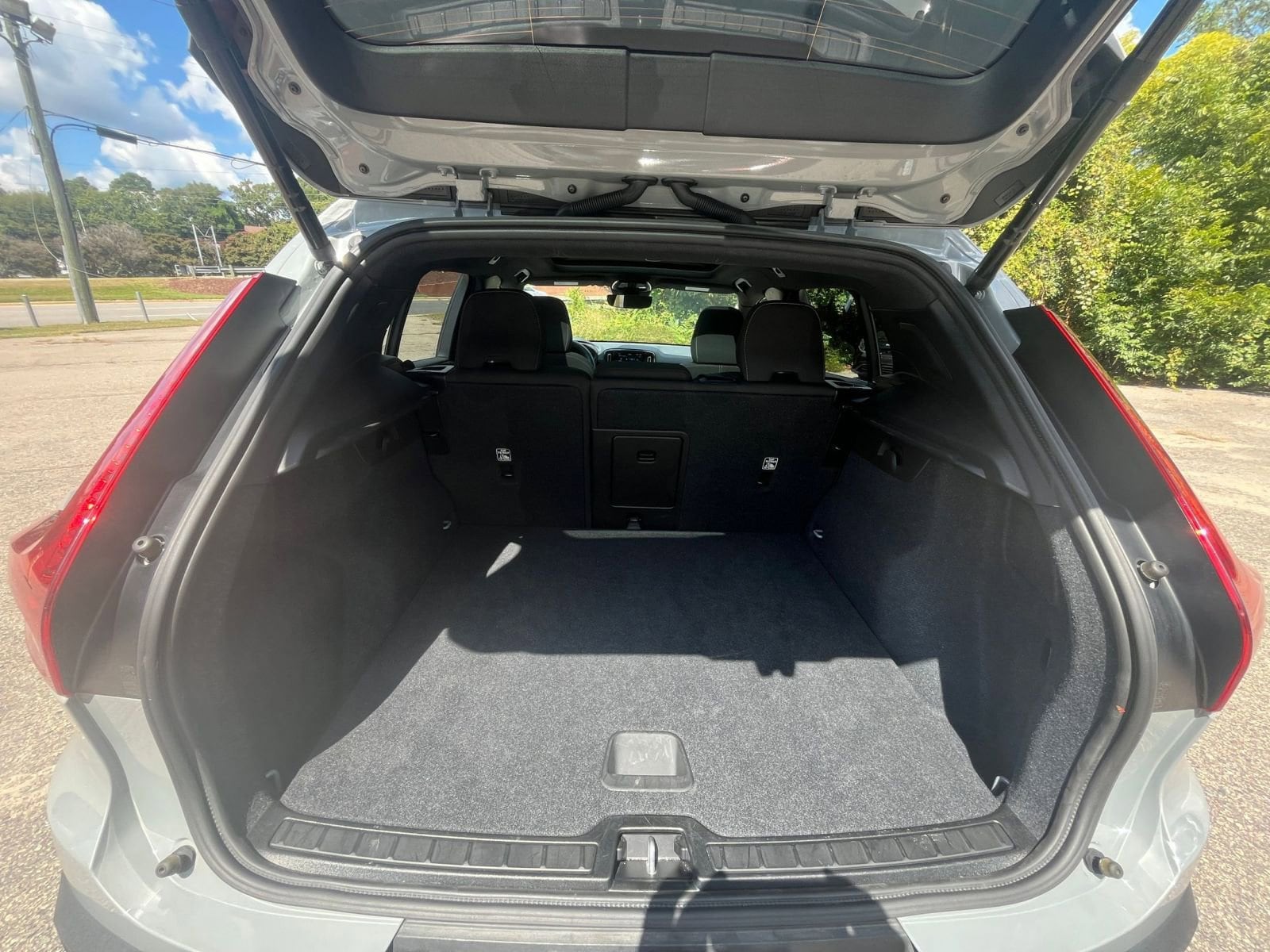 Thumbnail: 2024 Volvo XC40 - 25