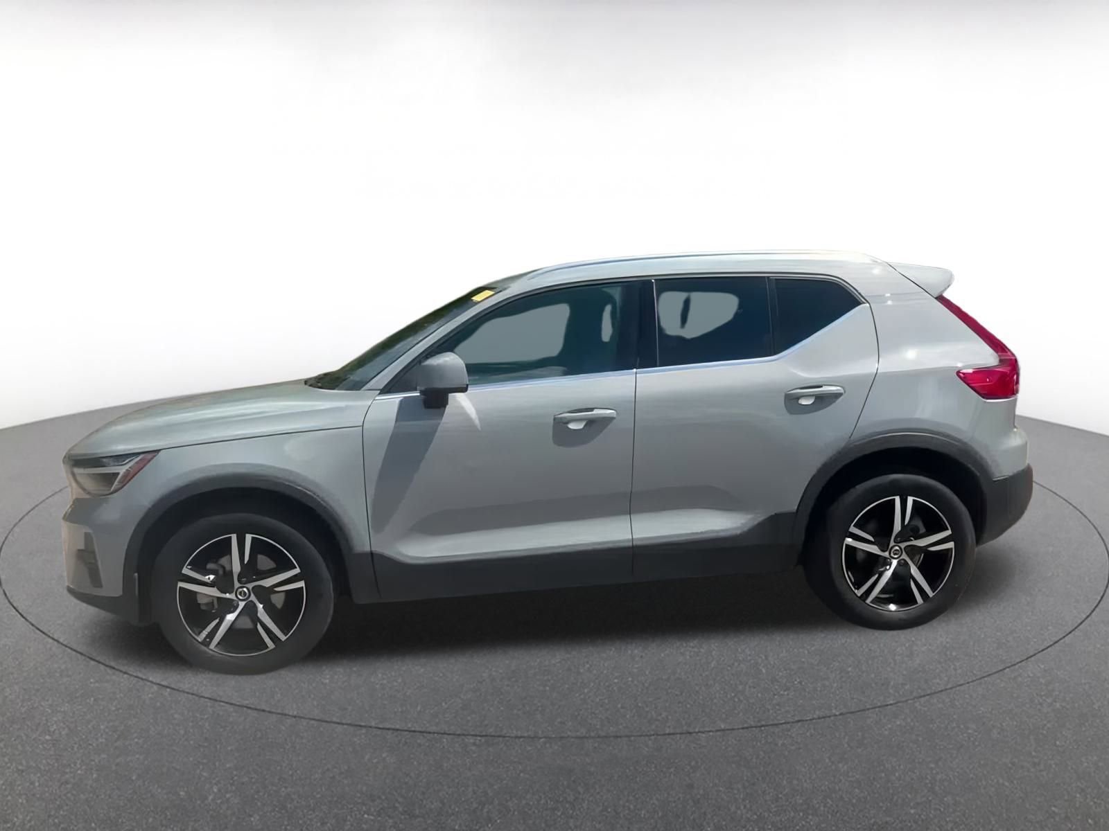 Thumbnail: 2024 Volvo XC40 - 9