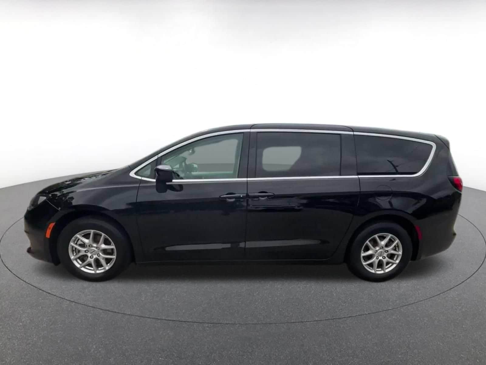 Thumbnail: 2024 Chrysler Voyager - 7