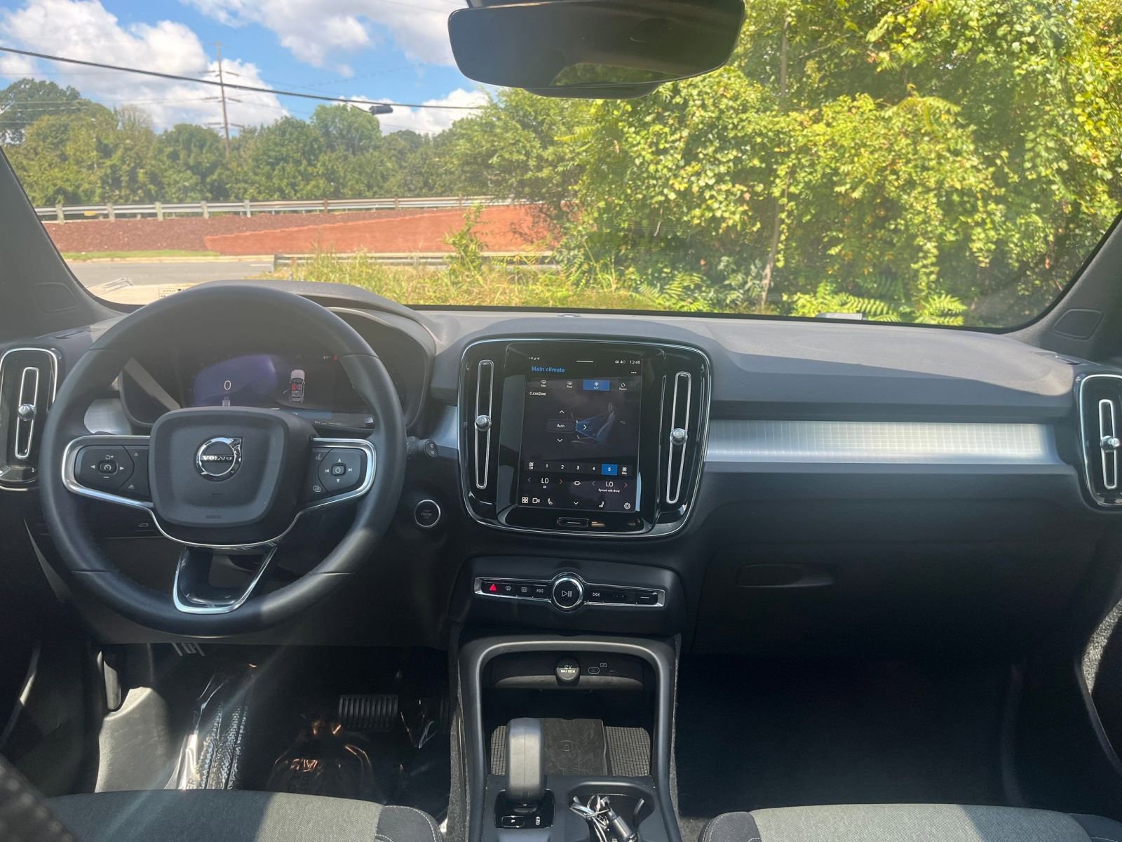 Thumbnail: 2024 Volvo XC40 - 28