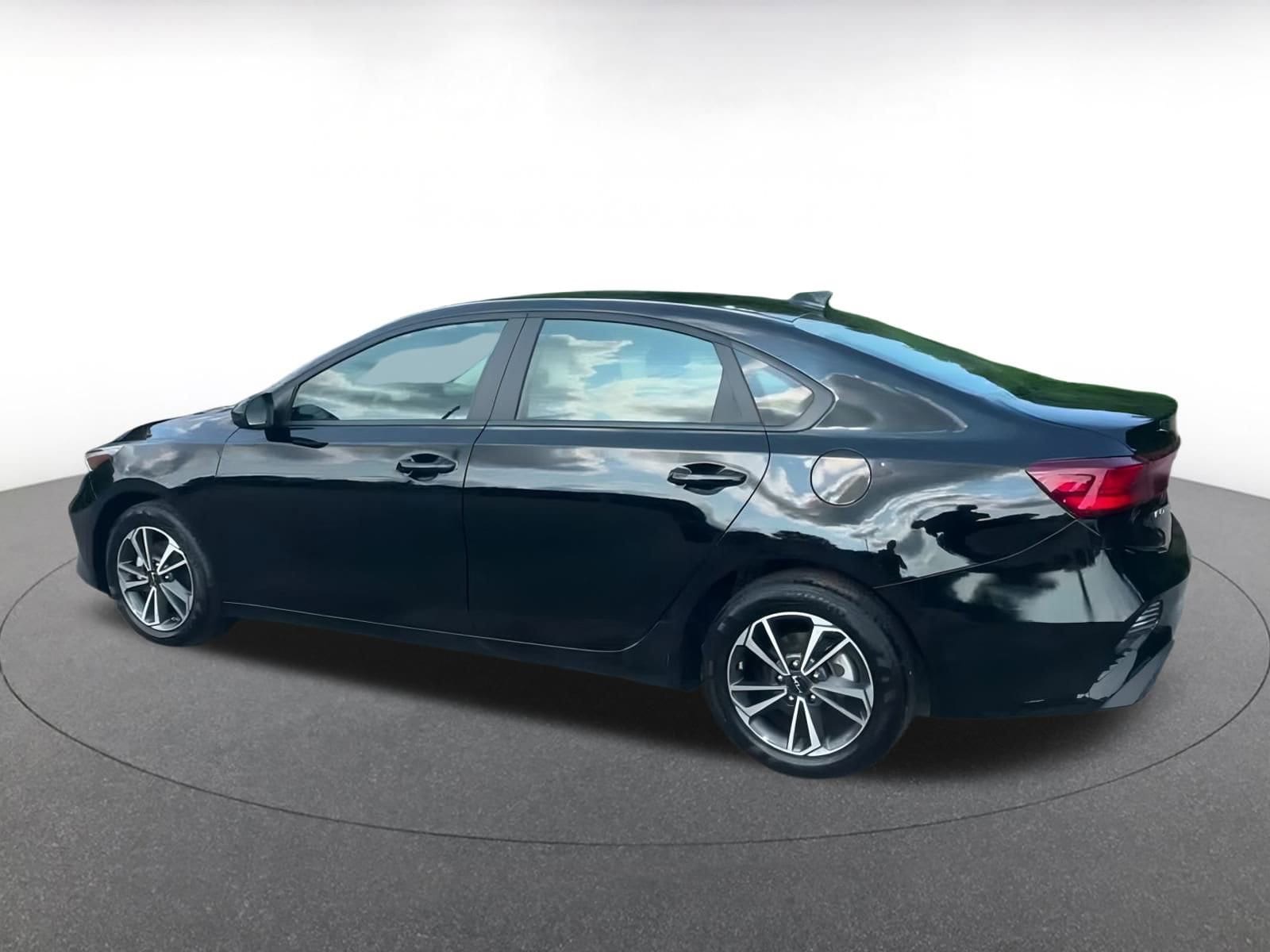 Thumbnail: 2024 Kia Forte - 8