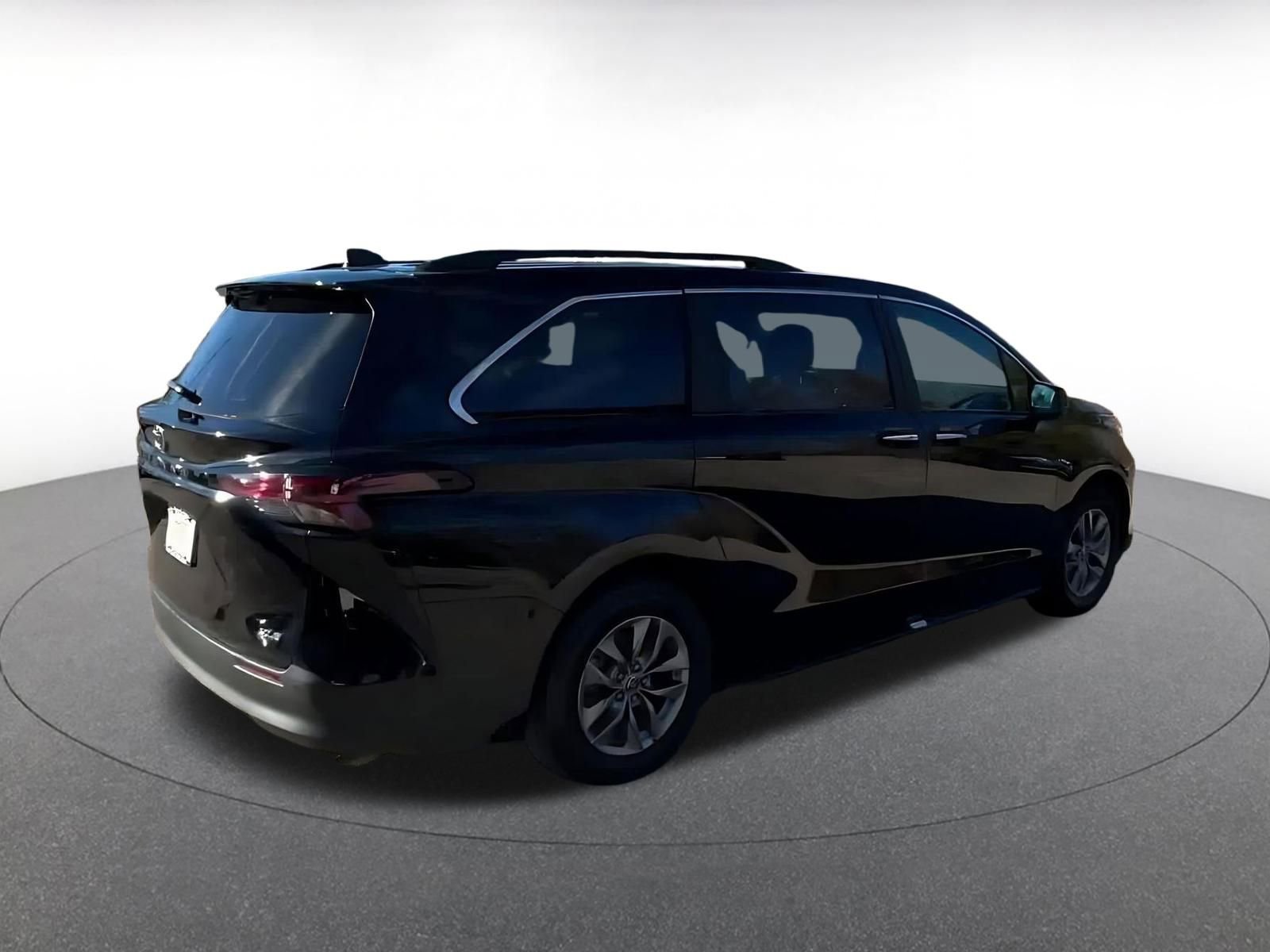 Thumbnail: 2025 Toyota Sienna - 15