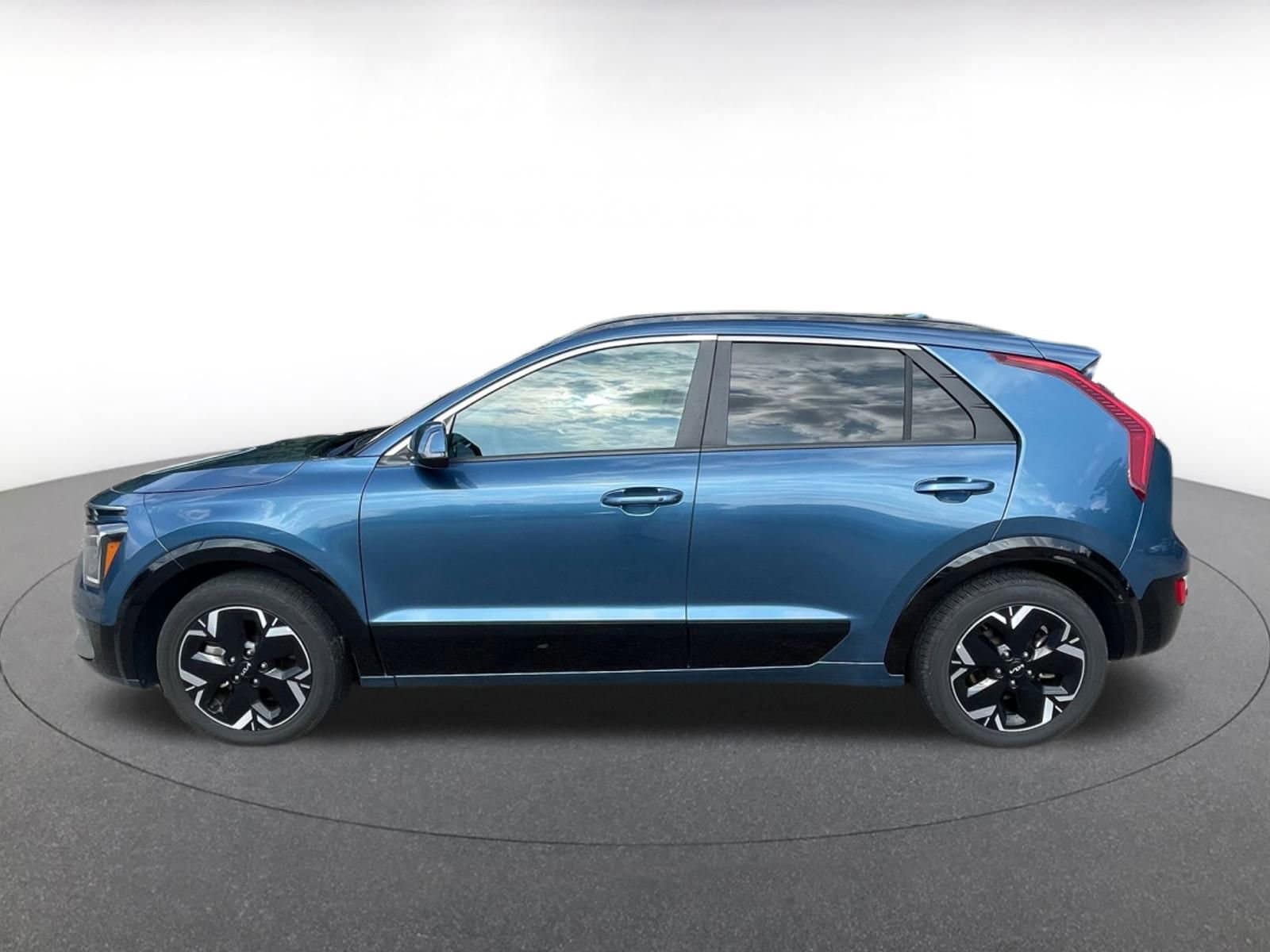 Thumbnail: 2023 Kia Niro - 4