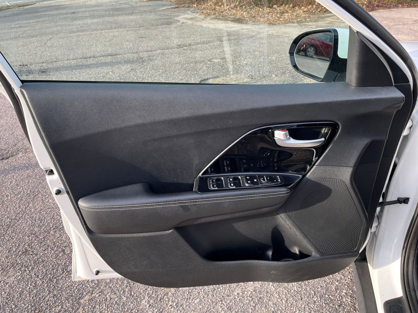 Thumbnail: 2022 Kia Niro - 24