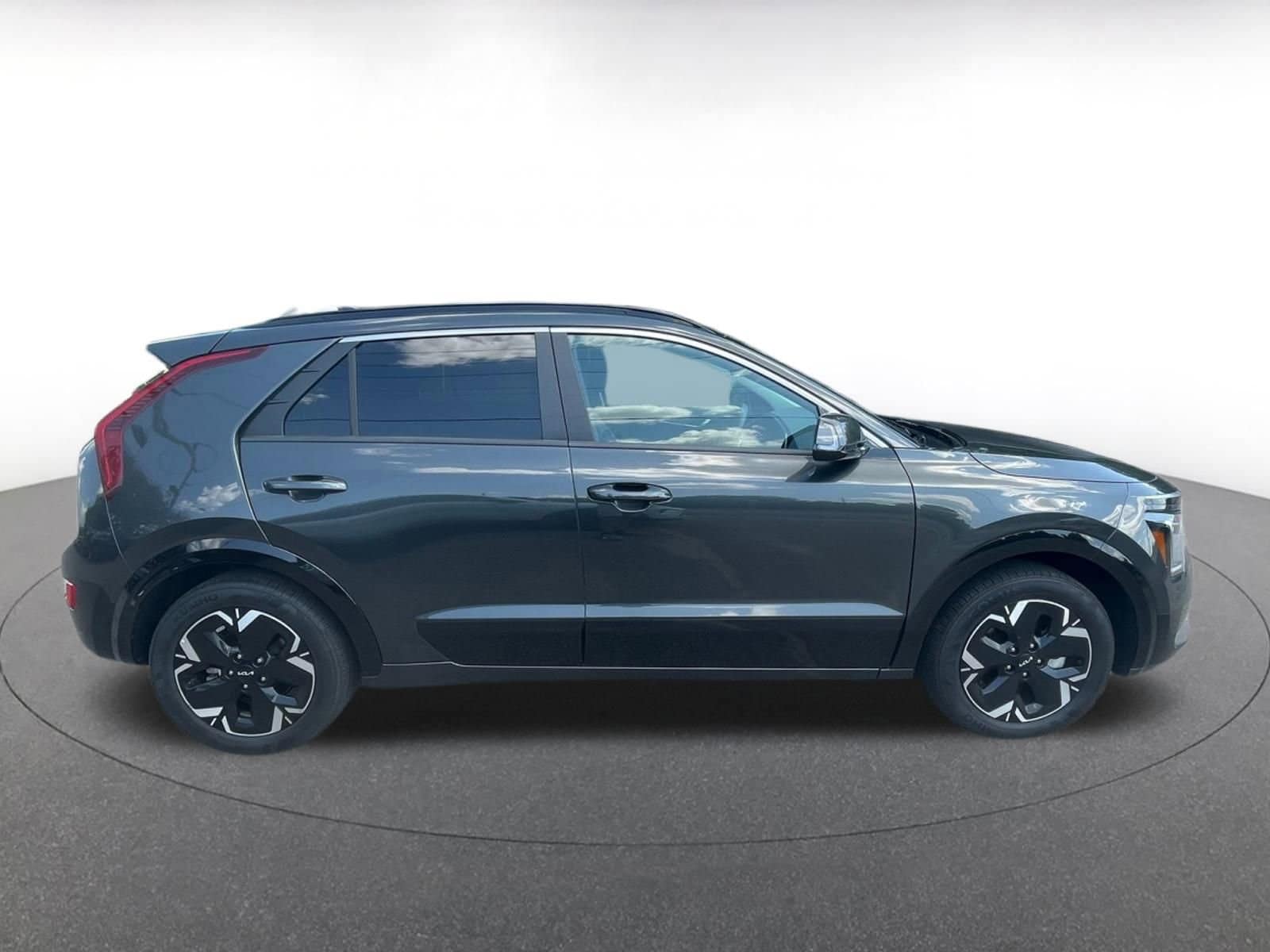 Thumbnail: 2023 Kia Niro - 8