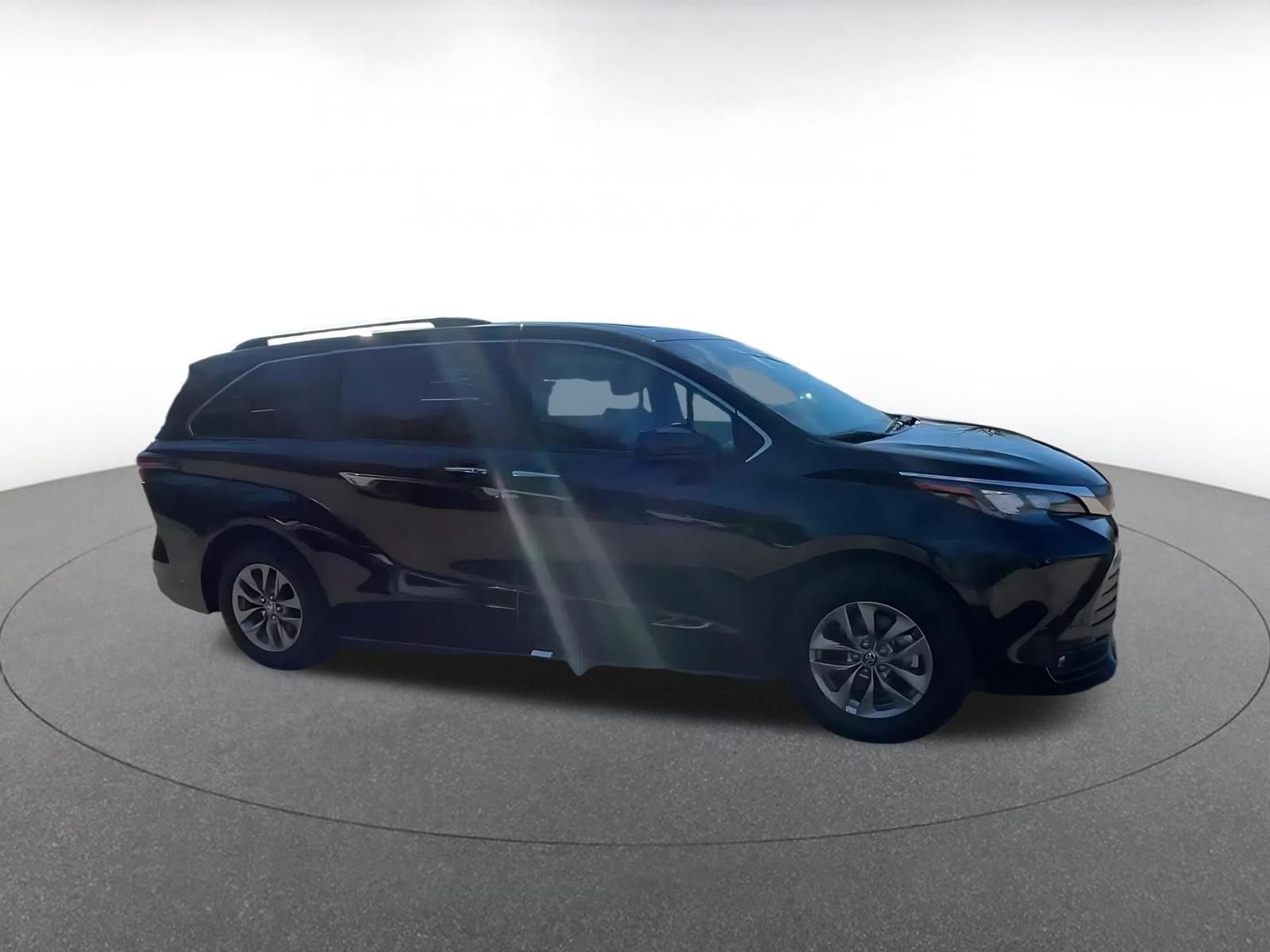 Thumbnail: 2025 Toyota Sienna - 2