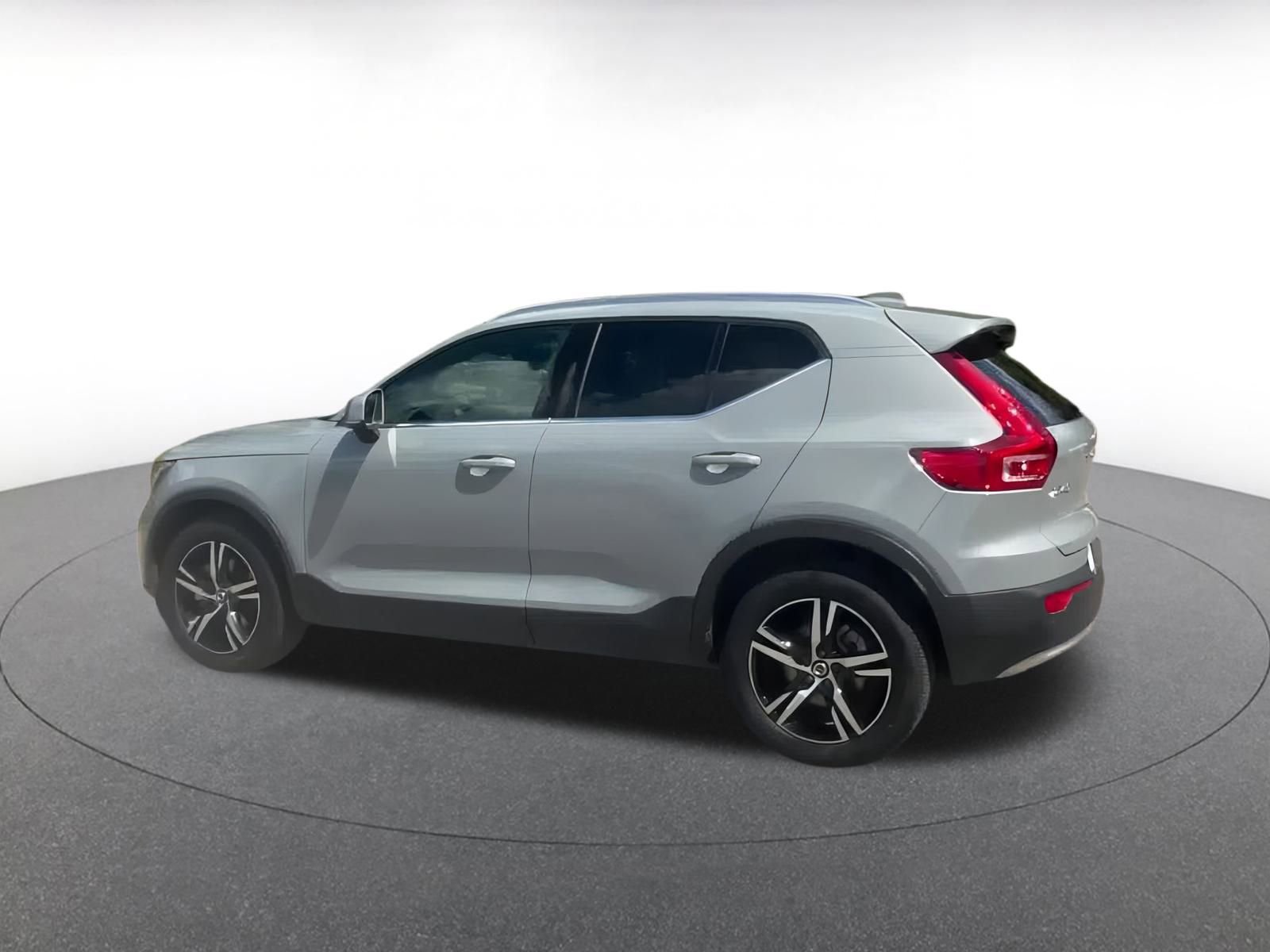 Thumbnail: 2024 Volvo XC40 - 10