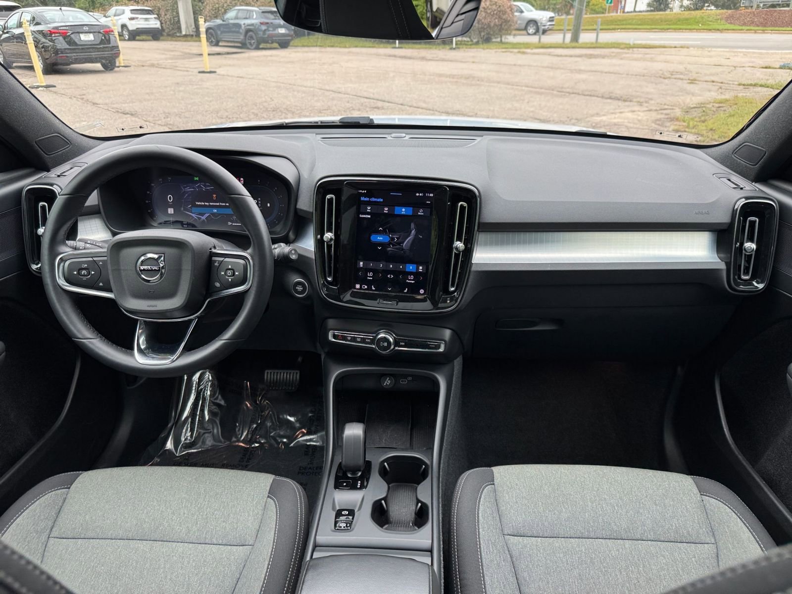 Thumbnail: 2024 Volvo XC40 - 28