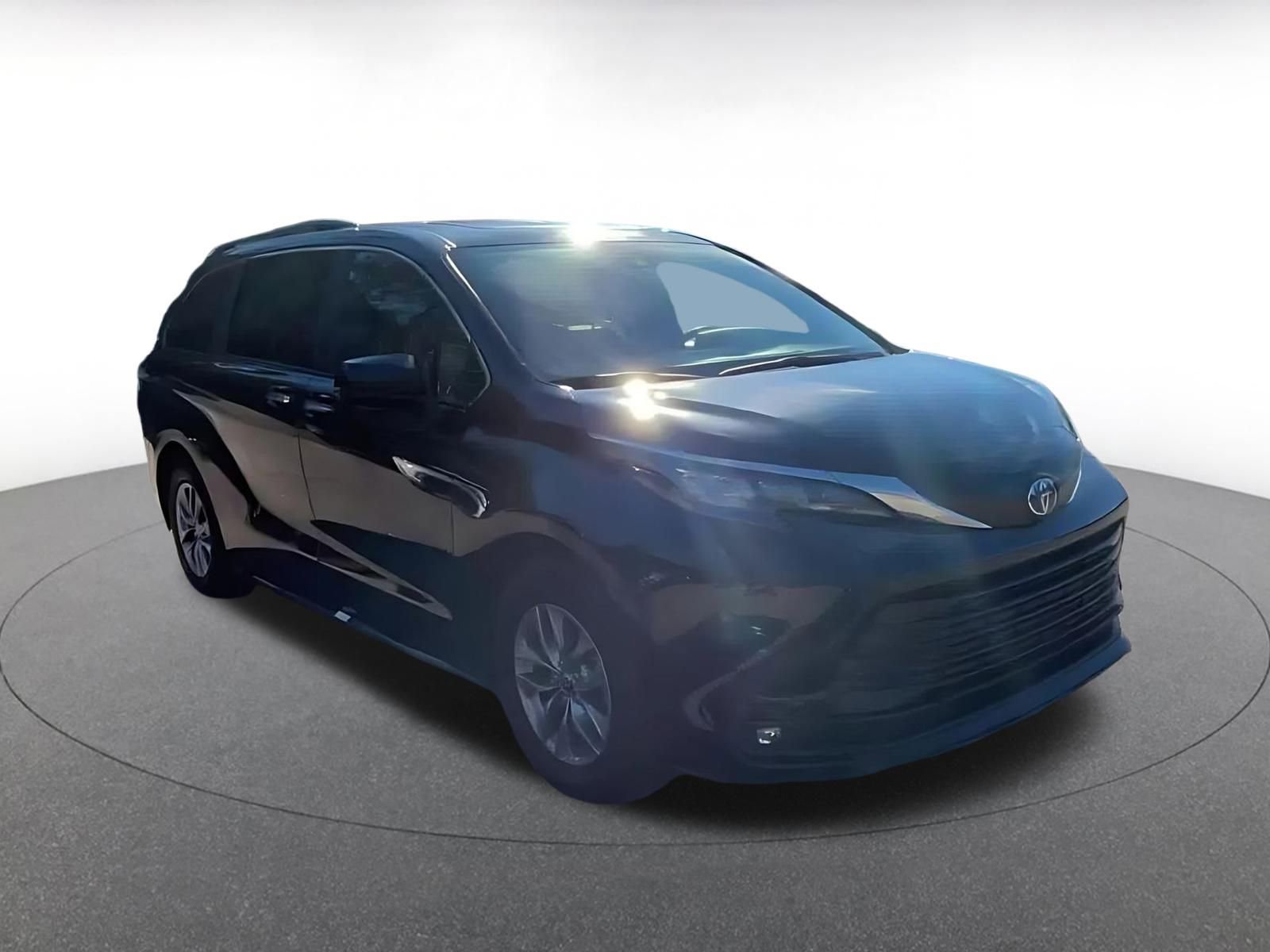 Thumbnail: 2025 Toyota Sienna - 3
