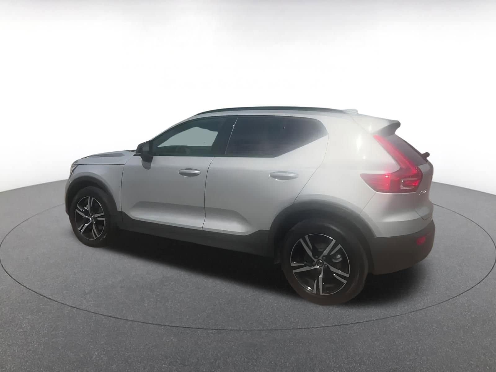 Thumbnail: 2024 Volvo XC40 - 10