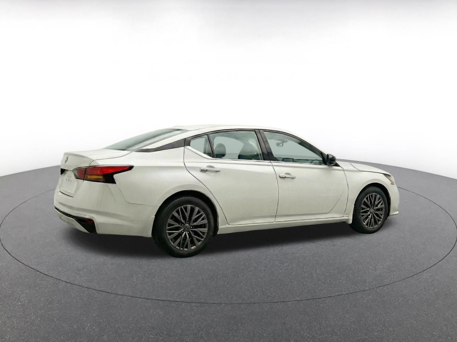 Thumbnail: 2025 Nissan Altima - 9