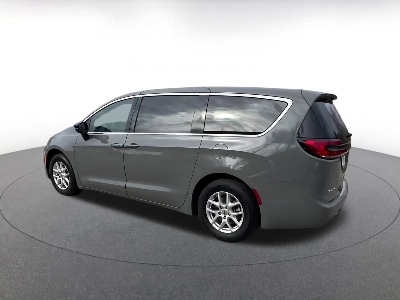 Thumbnail: 2025 Chrysler Pacifica - 10