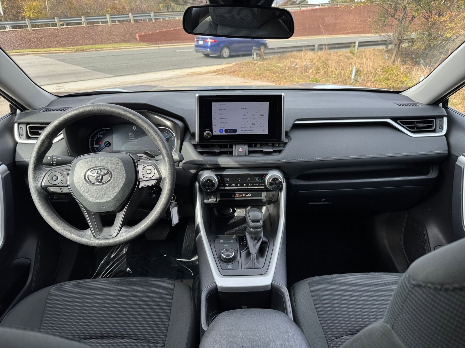 Thumbnail: 2025 Toyota RAV4 - 28