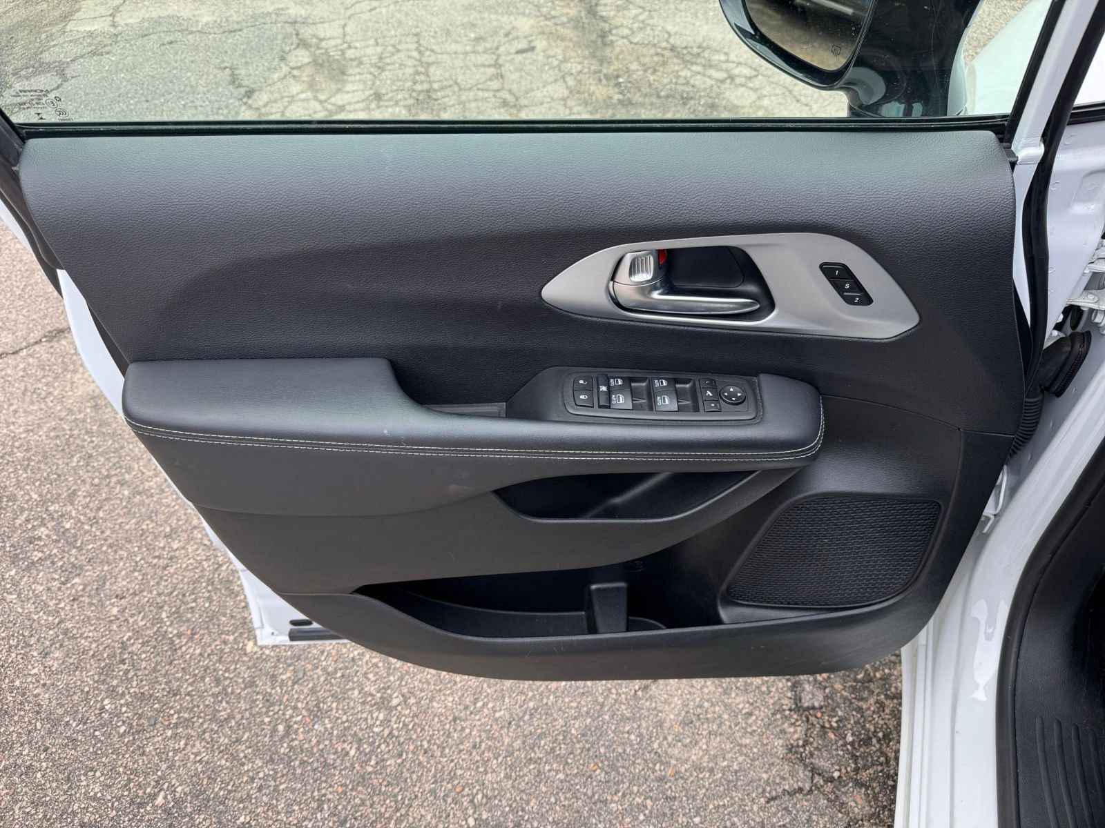 Thumbnail: 2025 Chrysler Pacifica - 18