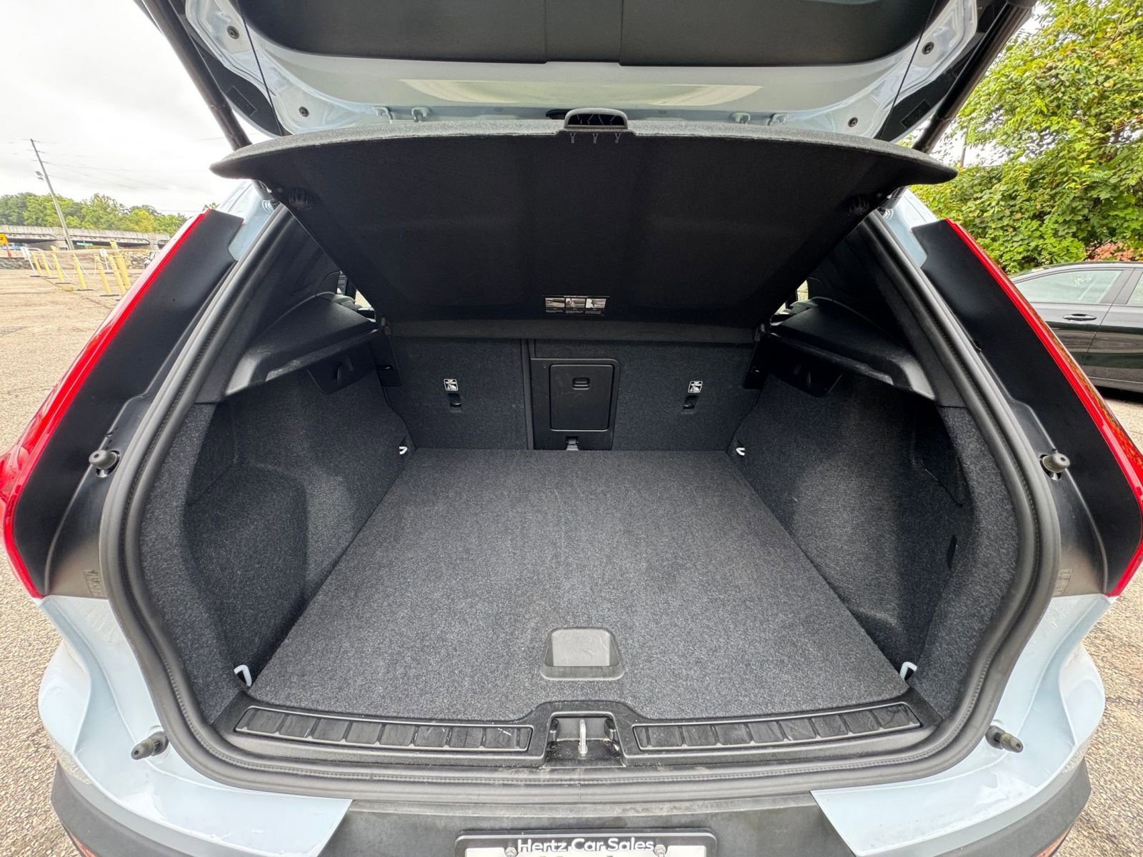 Thumbnail: 2024 Volvo XC40 - 25