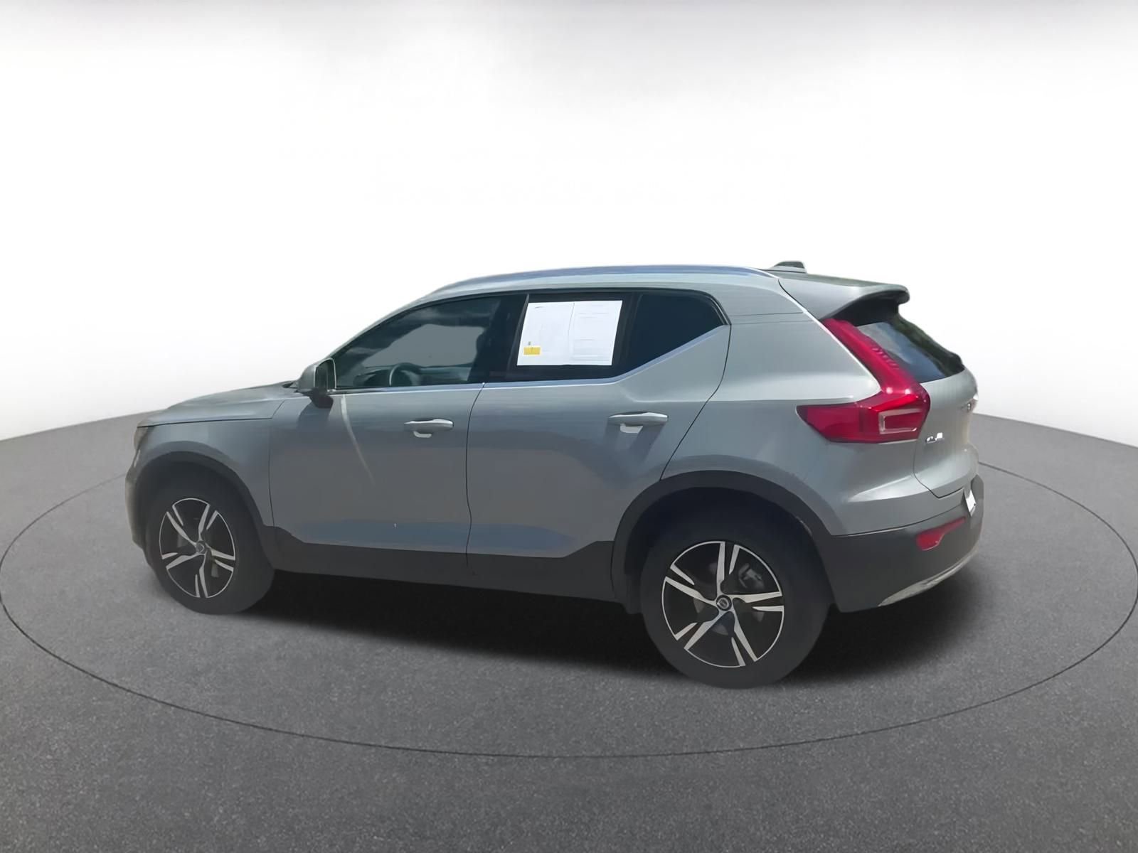 Thumbnail: 2024 Volvo XC40 - 10