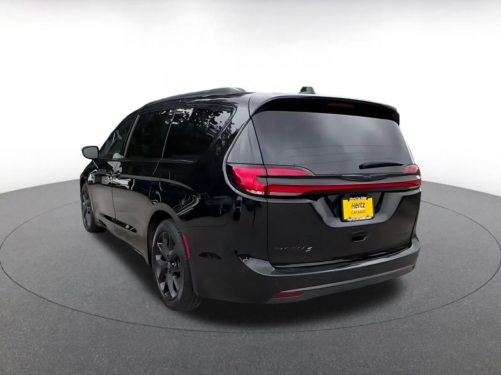 Thumbnail: 2025 Chrysler Pacifica - 9